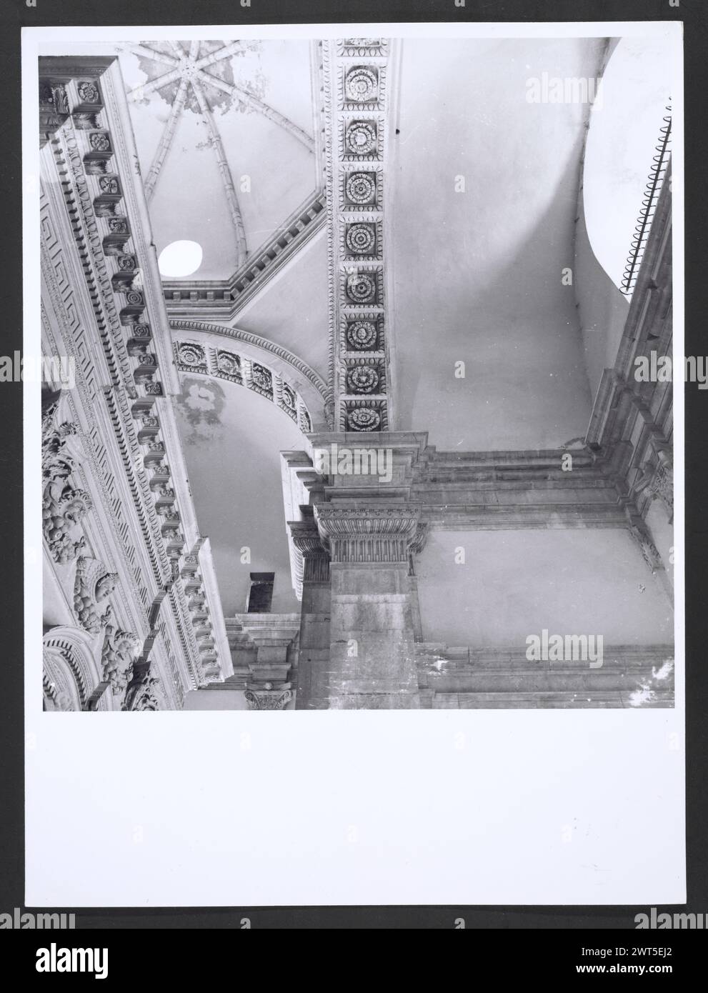 Marches Macerata Visso Santuario di Macereto0. Hutzel, Max 1960-1990 Außenaufnahmen des Tempels und anderer Gebäude im Heiligtum-Komplex. Der Tempel ist im Stil von Bramante gehalten, wurde aber von Giovanni Battista da Lugano entworfen. Es gibt viele Fotos der äußeren architektonischen Details. Innenfotos zeigen den Gewölbe und die Kuppel sowie den „Tempietto“ oder Baldacchino im klassischen Stil, der unter der Kuppel steht. Objektnotizen: Hutzel Foto Kampagnennotizen sind undatiert. Der in Deutschland geborene Fotograf und Gelehrte Max Hutzel (1911–1988) fotografierte in Italien von den frühen 1960er Jahren bis zu seinem Tod Stockfoto