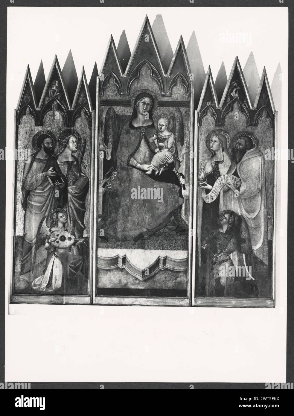 Umbria Perugia Perugia Galleria Nazionale dell'Umbria3. Hutzel, Max 1960-1990 Ansichten von umbrischer Malerei und Skulptur. Der in Deutschland geborene Fotograf und Gelehrte Max Hutzel (1911–1988) fotografierte in Italien von den frühen 1960er Jahren bis zu seinem Tod. Das Ergebnis dieses Projektes, von Hutzel als Foto Arte Minore bezeichnet, ist eine gründliche Dokumentation der kunsthistorischen Entwicklung in Italien bis zum 18. Jahrhundert, darunter Objekte der Etrusker und Römer sowie frühmittelalterliche, romanische, gotische, Renaissance- und Barockdenkmäler. Die Bilder werden nach geografischer Region in Italien und dann nach Provinz geordnet Stockfoto