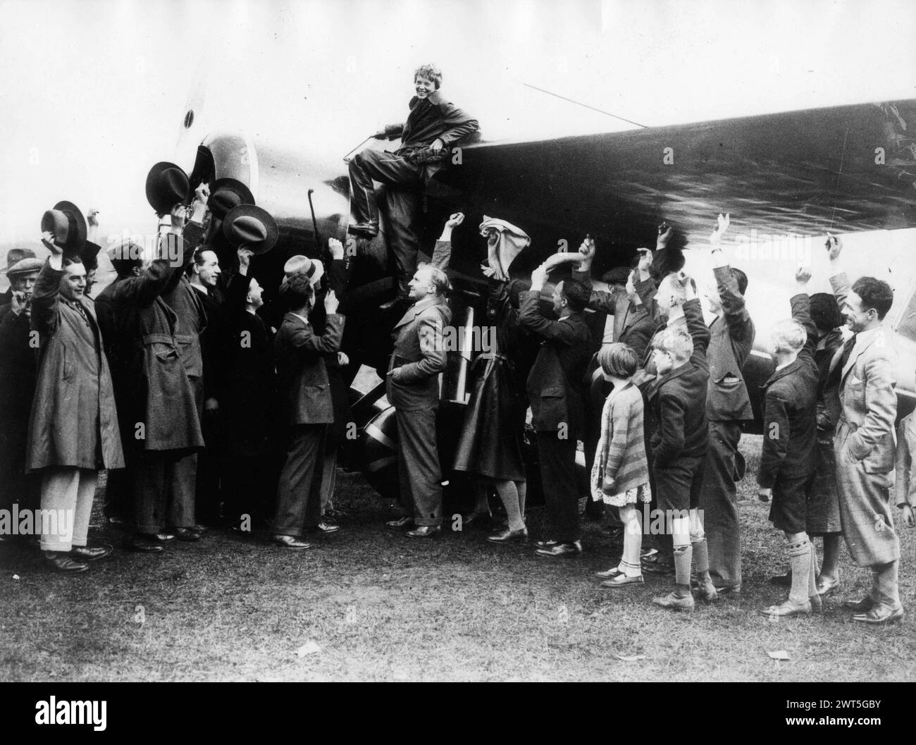 21. Mai 1932, Londonderry, Nordirland: Die Fliegerin AMELIA EARHART, die erste Frau, die allein über den Atlantik geflogen ist, wird von der Menge bejubelt, nachdem sie auf einem Feld in Culmore in der Nähe von Derry in Nordirland angekommen ist. (Kreditbild: ¬ © Keystone Press Agency/ZUMA Press Wire) NUR REDAKTIONELLE VERWENDUNG! Nicht für kommerzielle ZWECKE! Stockfoto