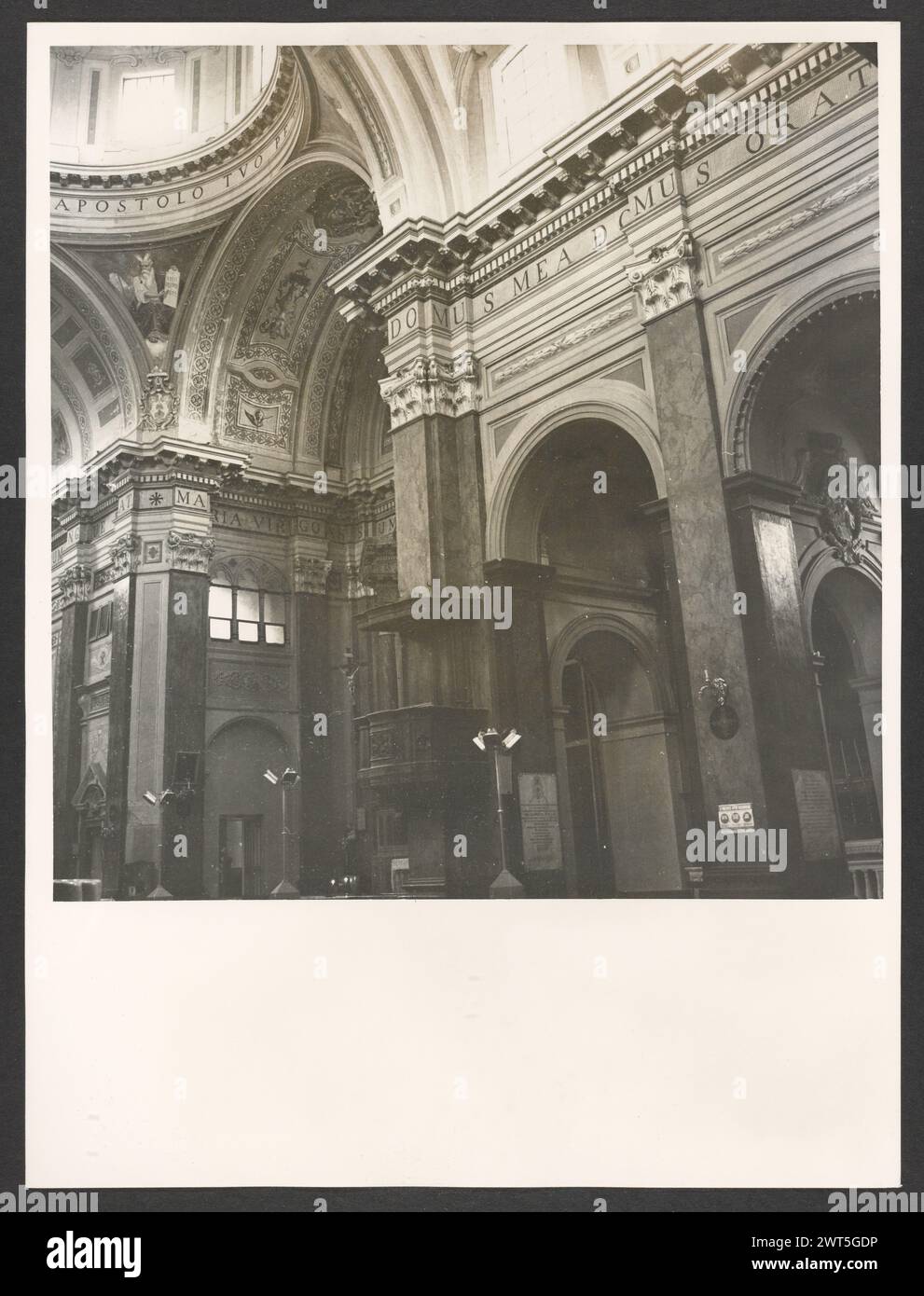 Lazio Viterbo Ronciglione Ss. Pietro e Caterina4. Hutzel, Max 1960-1990 postmittelalterliche Architektur, Skulptur, Tabernakel, Malerei, Deckenfresken. Der Dom ist ein barockes Gebäude nach einem Entwurf von Pietro da Cortona. Die Fassade wurde im 17. Jahrhundert von Carlo Rainaldi (1671–1695) renoviert, und der campanile wurde 1734 hinzugefügt. Auf einem Queraltar befindet sich ein Triptychon des Erlösers, das Christus, die Jungfrau und den Heiligen Johannes darstellt. Das Triptychon von Gabriele di Francesco von Viterbo stammt aus dem 15. Jahrhundert. Direkt über dem Altar befindet sich ein Gemälde der Himmelfahrt von Francesco TR Stockfoto