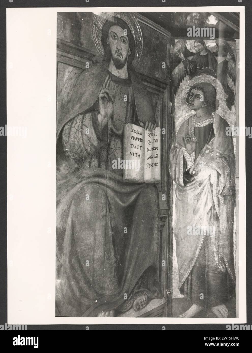 Lazio Viterbo Ronciglione Ss. Pietro e Caterina8. Hutzel, Max 1960-1990 postmittelalterliche Architektur, Skulptur, Tabernakel, Malerei, Deckenfresken. Der Dom ist ein barockes Gebäude nach einem Entwurf von Pietro da Cortona. Die Fassade wurde im 17. Jahrhundert von Carlo Rainaldi (1671–1695) renoviert, und der campanile wurde 1734 hinzugefügt. Auf einem Queraltar befindet sich ein Triptychon des Erlösers, das Christus, die Jungfrau und den Heiligen Johannes darstellt. Das Triptychon von Gabriele di Francesco von Viterbo stammt aus dem 15. Jahrhundert. Direkt über dem Altar befindet sich ein Gemälde der Himmelfahrt von Francesco TR Stockfoto