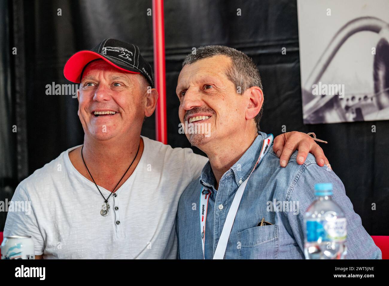 Adelaide, Australien. März 2024. Günther Steiner posiert am Samstag beim Repco Adelaide Motorsport Festival 2024 mit Mitgliedern des Honda Festzelt für Fotos. Quelle: James Forrester/Alamy Live News Stockfoto