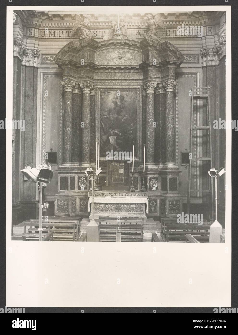 Lazio Viterbo Ronciglione Ss. Pietro e Caterina5. Hutzel, Max 1960-1990 postmittelalterliche Architektur, Skulptur, Tabernakel, Malerei, Deckenfresken. Der Dom ist ein barockes Gebäude nach einem Entwurf von Pietro da Cortona. Die Fassade wurde im 17. Jahrhundert von Carlo Rainaldi (1671–1695) renoviert, und der campanile wurde 1734 hinzugefügt. Auf einem Queraltar befindet sich ein Triptychon des Erlösers, das Christus, die Jungfrau und den Heiligen Johannes darstellt. Das Triptychon von Gabriele di Francesco von Viterbo stammt aus dem 15. Jahrhundert. Direkt über dem Altar befindet sich ein Gemälde der Himmelfahrt von Francesco TR Stockfoto