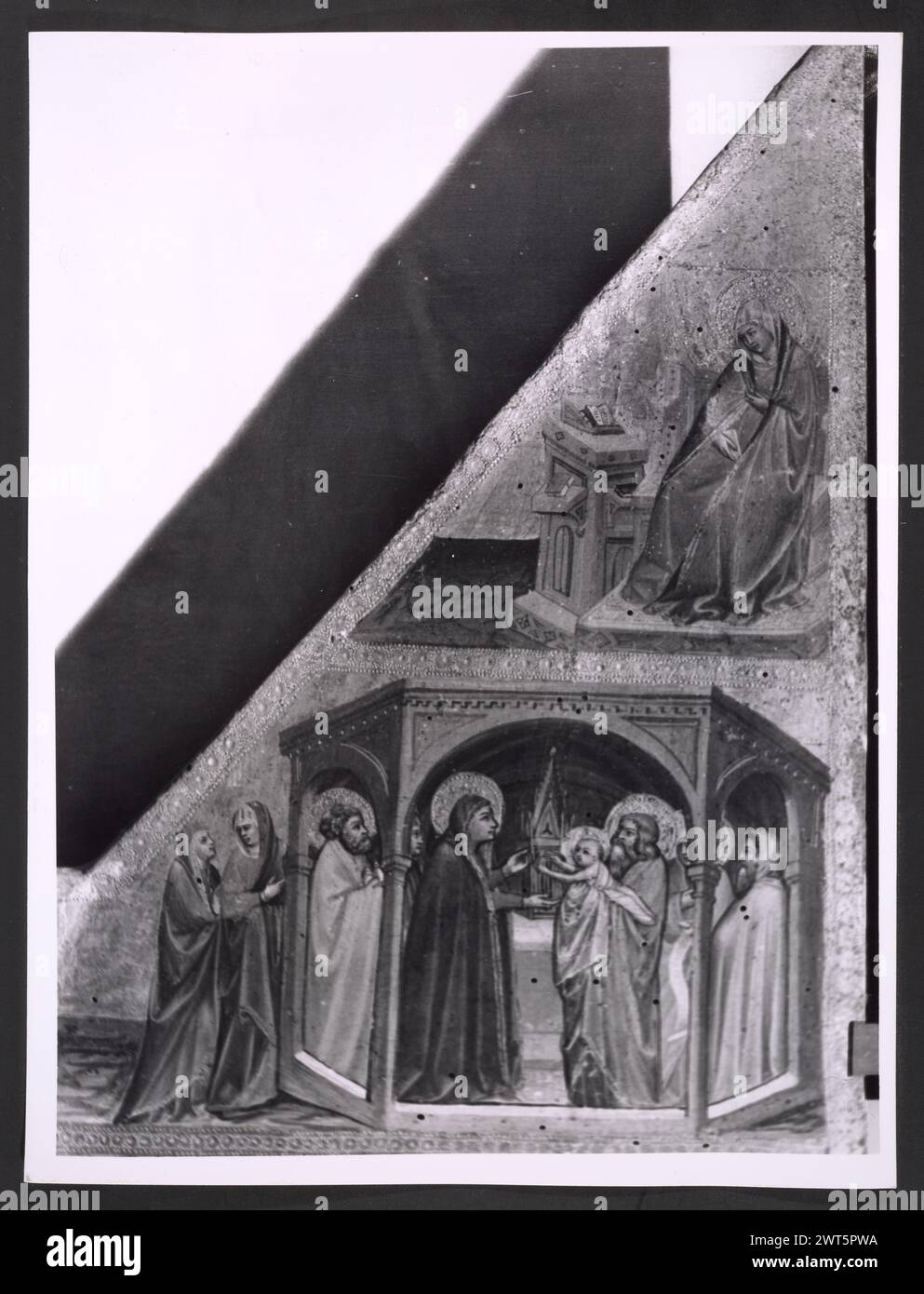 Umbria Perugia Trevi Palazzo Communale, Pinakoteca4. Hutzel, Max 1960-1990 Blick auf die Fassade des Palazzo Communale aus dem 15. Jahrhundert und die Piazza Mazzini. Blick auf die feine Sammlung umbrischer Gemälde, Skulpturen, Metallarbeiten und Deruta Maiolica in der Pinacoteca. Besonders hervorzuheben ist eine Skulpturengruppe, die ein hervorragendes Beispiel für den großen Bildhauer Cesare Aureli aus dem 19. Jahrhundert ist. Die Fotos zeigen auch die enzykolpedische Sammlung umbrischer Gemälde (14. Bis 16. Jahrhundert), die von Werken von Giovanni Spagna, Giusto di Grand und Pinturricchio hervorgehoben werden. Objektnotizen: Hutzel drehte diese Kampagne 198 Stockfoto