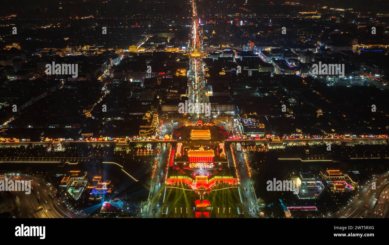 XI'AN, CHINA - 15. MÄRZ 2024 - Foto vom 15. März 2024 zeigt den nächtlichen Blick auf den Drum Tower, das Yongning Gate und andere berühmte malerische Orte von der Stockfoto