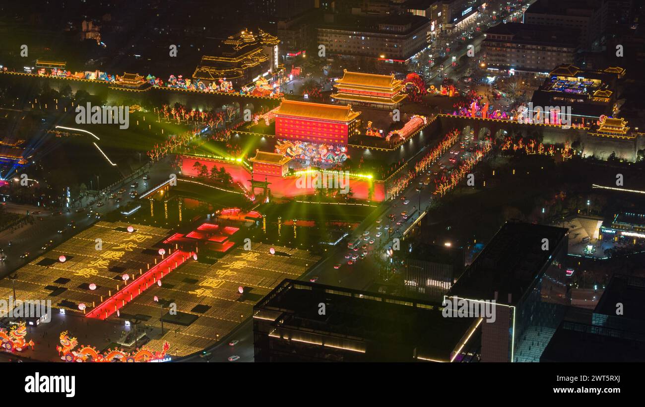 XI'AN, CHINA - 15. MÄRZ 2024 - Foto vom 15. März 2024 zeigt den nächtlichen Blick auf den Drum Tower, das Yongning Gate und andere berühmte malerische Orte von der Stockfoto