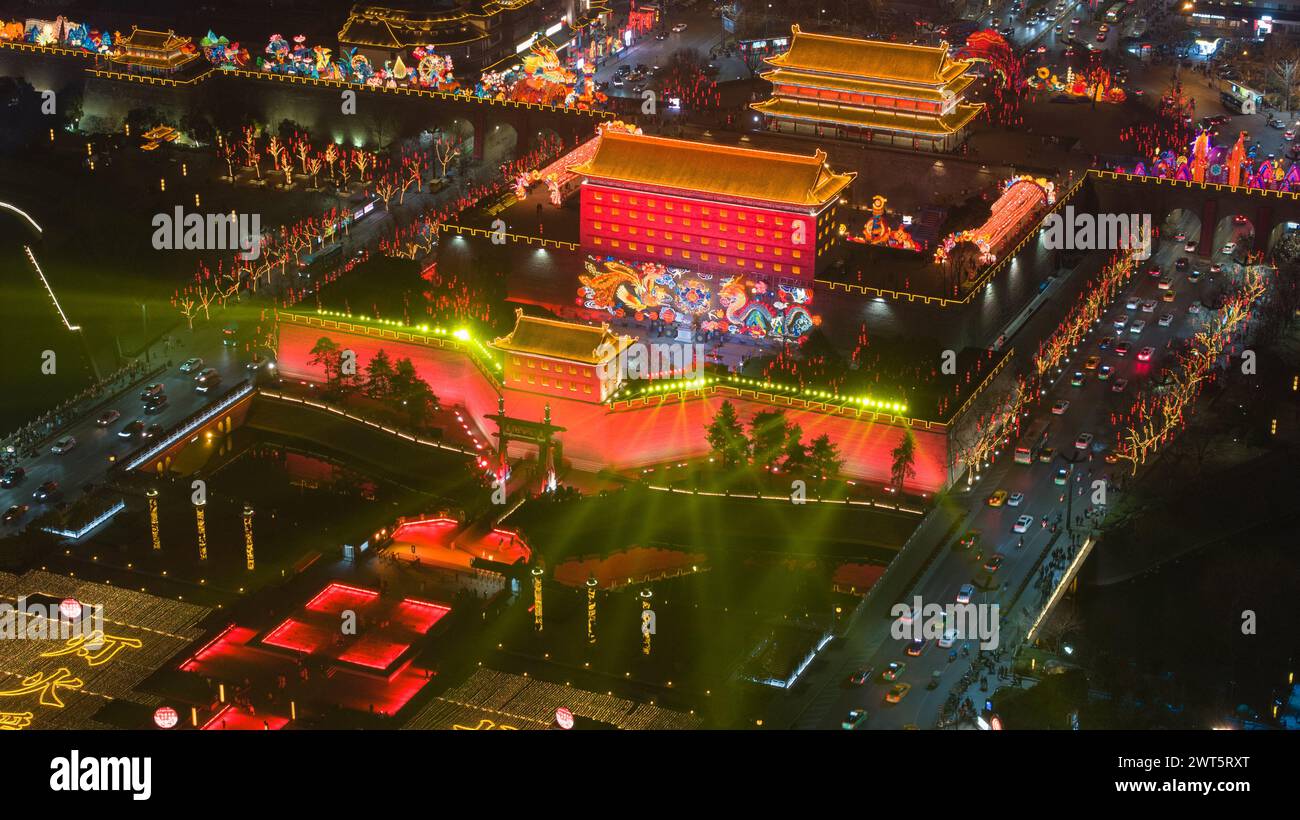 XI'AN, CHINA - 15. MÄRZ 2024 - Foto vom 15. März 2024 zeigt den nächtlichen Blick auf den Drum Tower, das Yongning Gate und andere berühmte malerische Orte von der Stockfoto