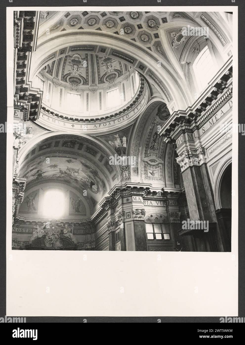 Lazio Viterbo Ronciglione Ss. Pietro e Caterina3. Hutzel, Max 1960-1990 postmittelalterliche Architektur, Skulptur, Tabernakel, Malerei, Deckenfresken. Der Dom ist ein barockes Gebäude nach einem Entwurf von Pietro da Cortona. Die Fassade wurde im 17. Jahrhundert von Carlo Rainaldi (1671–1695) renoviert, und der campanile wurde 1734 hinzugefügt. Auf einem Queraltar befindet sich ein Triptychon des Erlösers, das Christus, die Jungfrau und den Heiligen Johannes darstellt. Das Triptychon von Gabriele di Francesco von Viterbo stammt aus dem 15. Jahrhundert. Direkt über dem Altar befindet sich ein Gemälde der Himmelfahrt von Francesco TR Stockfoto