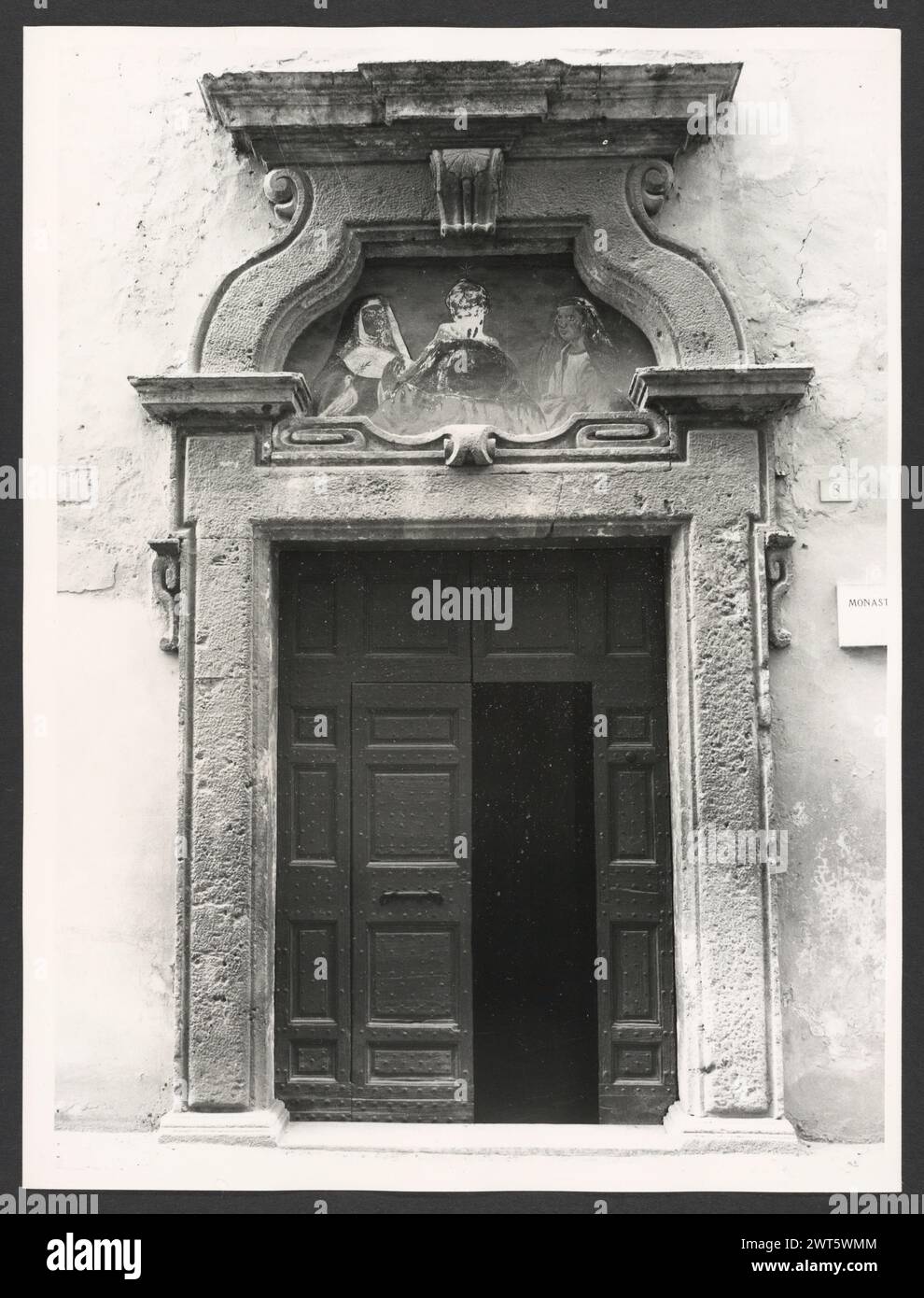 Lazio Rieti Rieti S. Agnese. Hutzel, Max 1960-1990 postmittelalterliche Architektur, Skulptur, Malerei. Diese Kirche wurde in der ersten Hälfte des 16. Jahrhunderts erbaut und 1748 umgebaut. Aus dieser Zeit stammen auch die Deckenfresken und zwei Gemälde, die Madonna des Rosenkranzes und S. Agnese e la Beata Colomba von Emanuele Alfani. Der in Deutschland geborene Fotograf und Gelehrte Max Hutzel (1911–1988) fotografierte in Italien von den frühen 1960er Jahren bis zu seinem Tod. Das Ergebnis dieses Projekts, von Hutzel als Foto Arte Minore bezeichnet, ist eine gründliche Dokumentation der kunsthistorischen Entwicklung in Italien bis hin zum Stockfoto