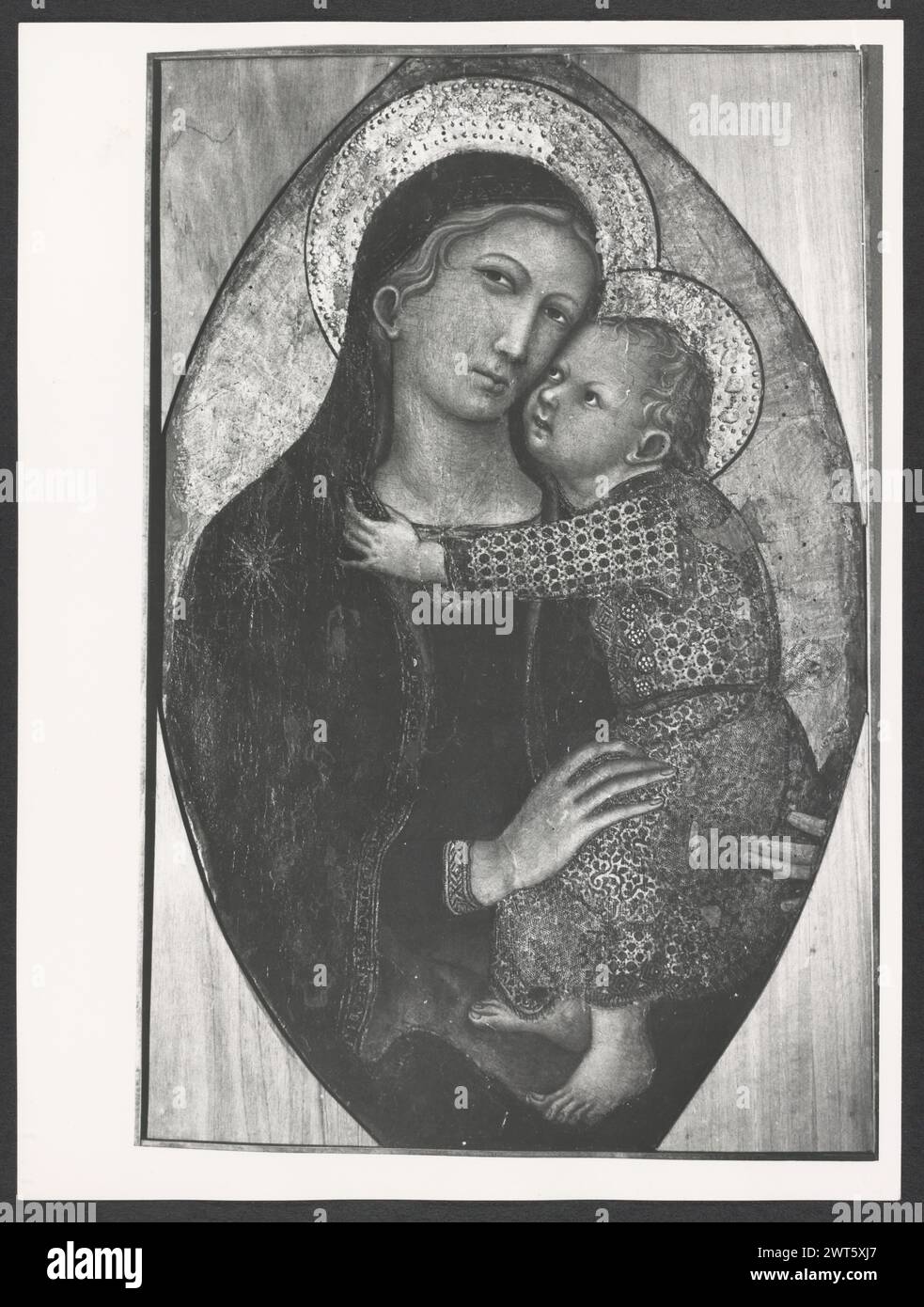 Umbria Perugia Perugia Galleria Nazionale dell'Umbria2. Hutzel, Max 1960-1990 Ansichten von umbrischer Malerei und Skulptur. Der in Deutschland geborene Fotograf und Gelehrte Max Hutzel (1911–1988) fotografierte in Italien von den frühen 1960er Jahren bis zu seinem Tod. Das Ergebnis dieses Projektes, von Hutzel als Foto Arte Minore bezeichnet, ist eine gründliche Dokumentation der kunsthistorischen Entwicklung in Italien bis zum 18. Jahrhundert, darunter Objekte der Etrusker und Römer sowie frühmittelalterliche, romanische, gotische, Renaissance- und Barockdenkmäler. Die Bilder werden nach geografischer Region in Italien und dann nach Provinz geordnet Stockfoto