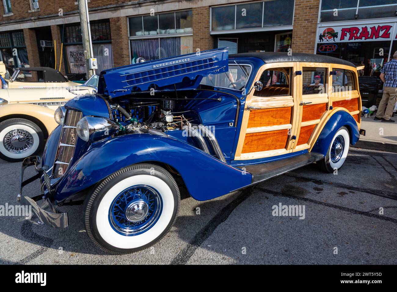 Ein speziell angefertigter blauer Auburn 852 Supercharged Woody-Kombi aus dem Jahr 1936 in Auburn, Indiana, USA. Stockfoto