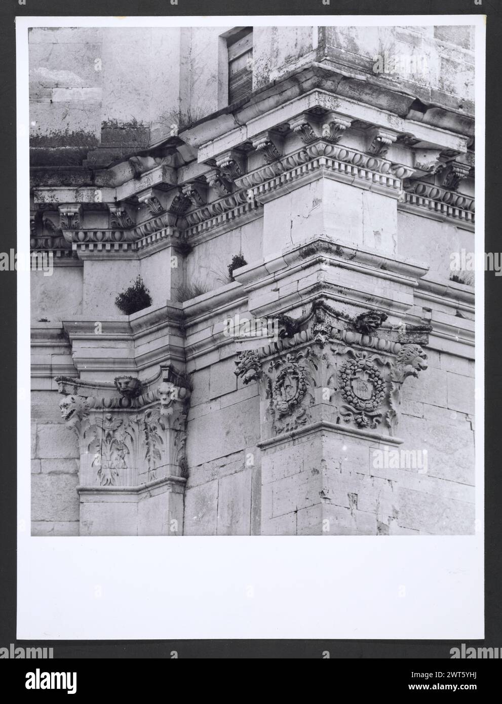 Marches Macerata Visso Santuario di Macereto6. Hutzel, Max 1960-1990 Außenaufnahmen des Tempels und anderer Gebäude im Heiligtum-Komplex. Der Tempel ist im Stil von Bramante gehalten, wurde aber von Giovanni Battista da Lugano entworfen. Es gibt viele Fotos der äußeren architektonischen Details. Innenfotos zeigen den Gewölbe und die Kuppel sowie den „Tempietto“ oder Baldacchino im klassischen Stil, der unter der Kuppel steht. Objektnotizen: Hutzel Foto Kampagnennotizen sind undatiert. Der in Deutschland geborene Fotograf und Gelehrte Max Hutzel (1911–1988) fotografierte in Italien von den frühen 1960er Jahren bis zu seinem Tod Stockfoto