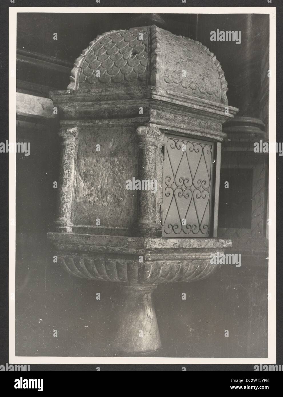 Lazio Viterbo Ronciglione Ss. Pietro e Caterina1. Hutzel, Max 1960-1990 postmittelalterliche Architektur, Skulptur, Tabernakel, Malerei, Deckenfresken. Der Dom ist ein barockes Gebäude nach einem Entwurf von Pietro da Cortona. Die Fassade wurde im 17. Jahrhundert von Carlo Rainaldi (1671–1695) renoviert, und der campanile wurde 1734 hinzugefügt. Auf einem Queraltar befindet sich ein Triptychon des Erlösers, das Christus, die Jungfrau und den Heiligen Johannes darstellt. Das Triptychon von Gabriele di Francesco von Viterbo stammt aus dem 15. Jahrhundert. Direkt über dem Altar befindet sich ein Gemälde der Himmelfahrt von Francesco TR Stockfoto