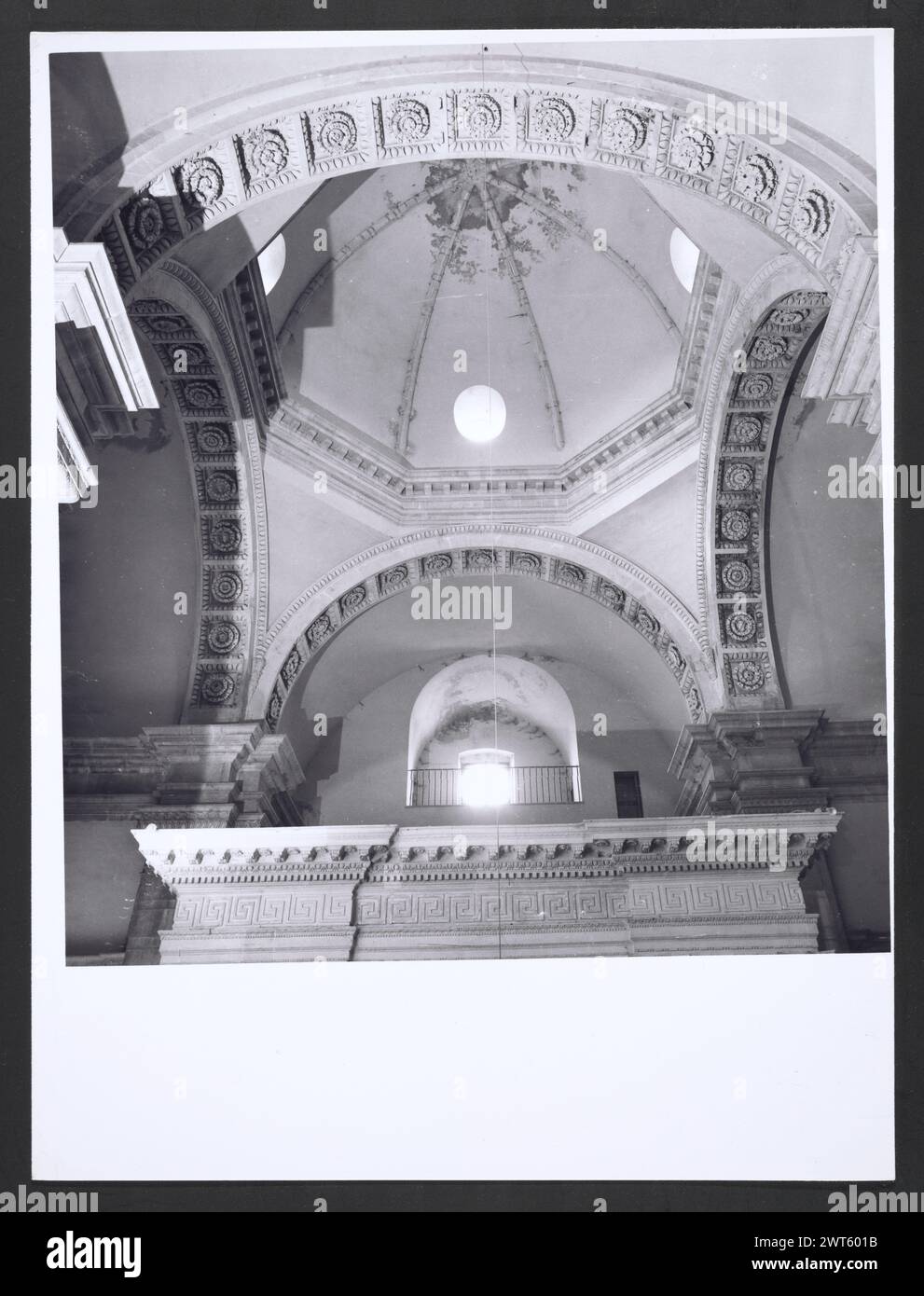 Marches Macerata Visso Santuario di Macereto4. Hutzel, Max 1960-1990 Außenaufnahmen des Tempels und anderer Gebäude im Heiligtum-Komplex. Der Tempel ist im Stil von Bramante gehalten, wurde aber von Giovanni Battista da Lugano entworfen. Es gibt viele Fotos der äußeren architektonischen Details. Innenfotos zeigen den Gewölbe und die Kuppel sowie den „Tempietto“ oder Baldacchino im klassischen Stil, der unter der Kuppel steht. Objektnotizen: Hutzel Foto Kampagnennotizen sind undatiert. Der in Deutschland geborene Fotograf und Gelehrte Max Hutzel (1911–1988) fotografierte in Italien von den frühen 1960er Jahren bis zu seinem Tod Stockfoto