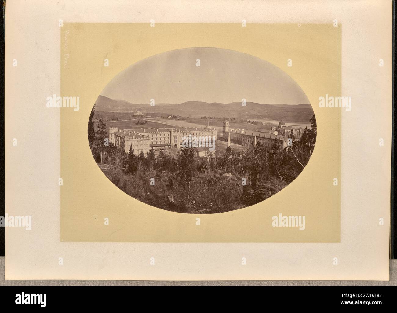 Blick auf den Campus, West Point. George Kendall Warren, Fotograf (amerikanisch, 1834–1884) 1868 Blick auf einen Abschnitt des West Point Campus. Im Vordergrund sind die Old Central Kaserne, ein vierstöckiges Backsteingebäude mit zentralem Tudor-Eingang und Zinnen-Dach, das Old Academic Building, ein dreigeschossiges Gebäude mit Dachfenstern und Uhrenturm sowie das Bibliotheksgebäude mit seinem Kuppelobservatorium zu sehen. Das West Point Hotel ist in der Ferne sichtbar. Stockfoto Blick auf den Campus, West Point. George Kendall Warren, Fotograf (amerikanisch, 1834–1884) 1868 Blick auf einen Abschnitt des West Point Campus. Im Vordergrund sind die Old Central Kaserne, ein vierstöckiges Backsteingebäude mit zentralem Tudor-Eingang und Zinnen-Dach, das Old Academic Building, ein dreigeschossiges Gebäude mit Dachfenstern und Uhrenturm sowie das Bibliotheksgebäude mit seinem Kuppelobservatorium zu sehen. Das West Point Hotel ist in der Ferne sichtbar. Stockfoto