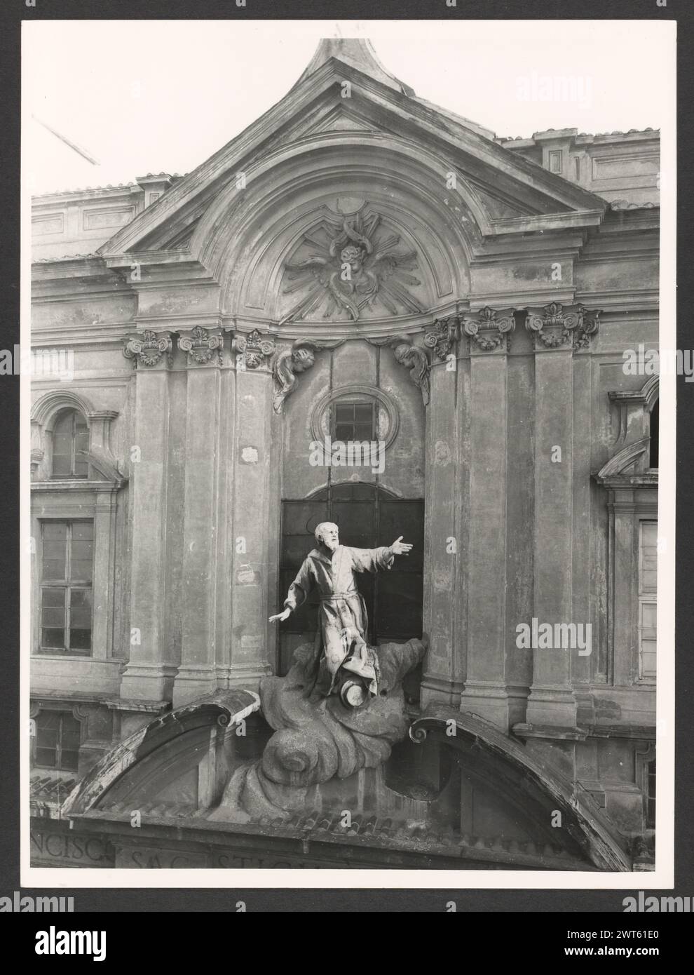 Latium Roma Rom Stimmate di San Francesco. Hutzel, Max 1960-1990 Barockkirche über einer frührömischen Kirche erbaut; Krypta der Kirche noch vorhanden. Blick auf Skulpturen, Stuck, Malerei, Fresko, Vergoldung. Der in Deutschland geborene Fotograf und Gelehrte Max Hutzel (1911–1988) fotografierte in Italien von den frühen 1960er Jahren bis zu seinem Tod. Das Ergebnis dieses Projektes, von Hutzel als Foto Arte Minore bezeichnet, ist eine gründliche Dokumentation der kunsthistorischen Entwicklung in Italien bis zum 18. Jahrhundert, einschließlich der Objekte der Etrusker und Römer sowie des Frühmittelalterlichen, der Romanik, der Gotik, der Renaissance und B Stockfoto