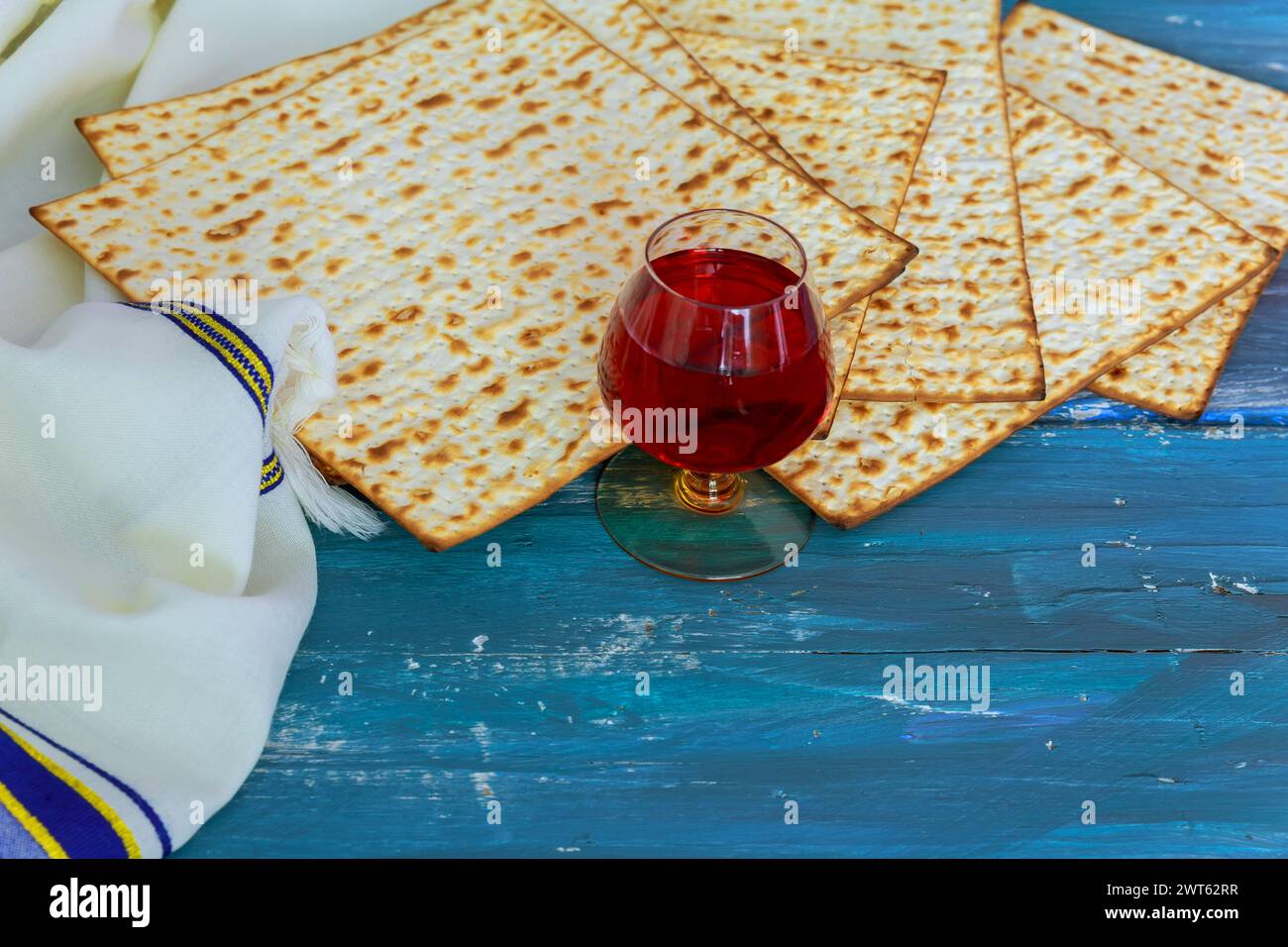 Matzo ungesäuertes Brot roter koscherer Wein, symbolisiert die Eile der Israeliten aus Ägypten. Stockfoto