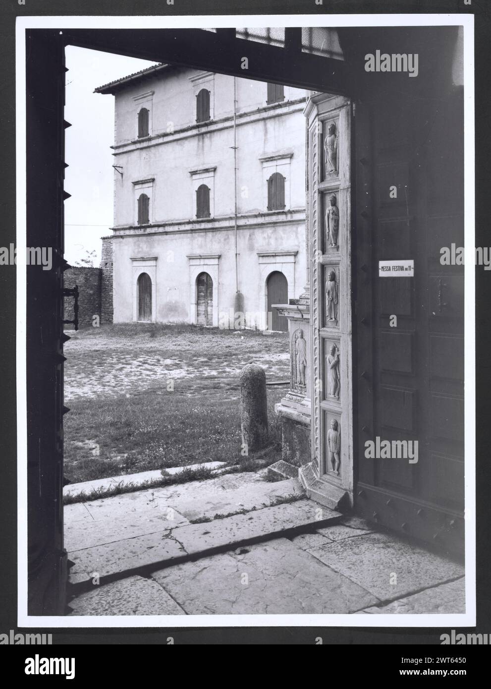Marches Macerata Visso Santuario di Macereto8. Hutzel, Max 1960-1990 Außenaufnahmen des Tempels und anderer Gebäude im Heiligtum-Komplex. Der Tempel ist im Stil von Bramante gehalten, wurde aber von Giovanni Battista da Lugano entworfen. Es gibt viele Fotos der äußeren architektonischen Details. Innenfotos zeigen den Gewölbe und die Kuppel sowie den „Tempietto“ oder Baldacchino im klassischen Stil, der unter der Kuppel steht. Objektnotizen: Hutzel Foto Kampagnennotizen sind undatiert. Der in Deutschland geborene Fotograf und Gelehrte Max Hutzel (1911–1988) fotografierte in Italien von den frühen 1960er Jahren bis zu seinem Tod Stockfoto