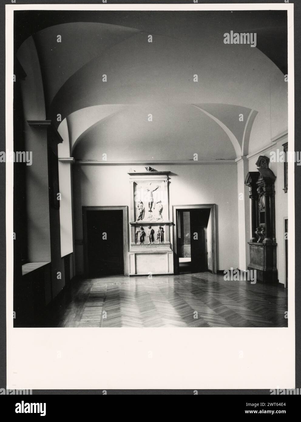 Latium Roma Rom S. Maria di Monserrato2. Hutzel, Max 1960-1990 Postmittelalterliches: Architektur, Architekturskulptur, Skulptur, Malerei, Stuckkassen. 14 Ansichten von außen; 68 Drucke zeigen das Innere. Initiiert auf Projekt von Sangallo dem Jüngeren im Jahr 1518, ist die Kirche heute die nationale spanische Kirche in Rom. 1821 von Camporese geändert, 1929 restauriert. Der in Deutschland geborene Fotograf und Gelehrte Max Hutzel (1911–1988) fotografierte in Italien von den frühen 1960er Jahren bis zu seinem Tod. Das Ergebnis dieses Projektes, von Hutzel als Foto Arte Minore bezeichnet, ist eine gründliche Dokumentation der Kunstgeschichte Stockfoto