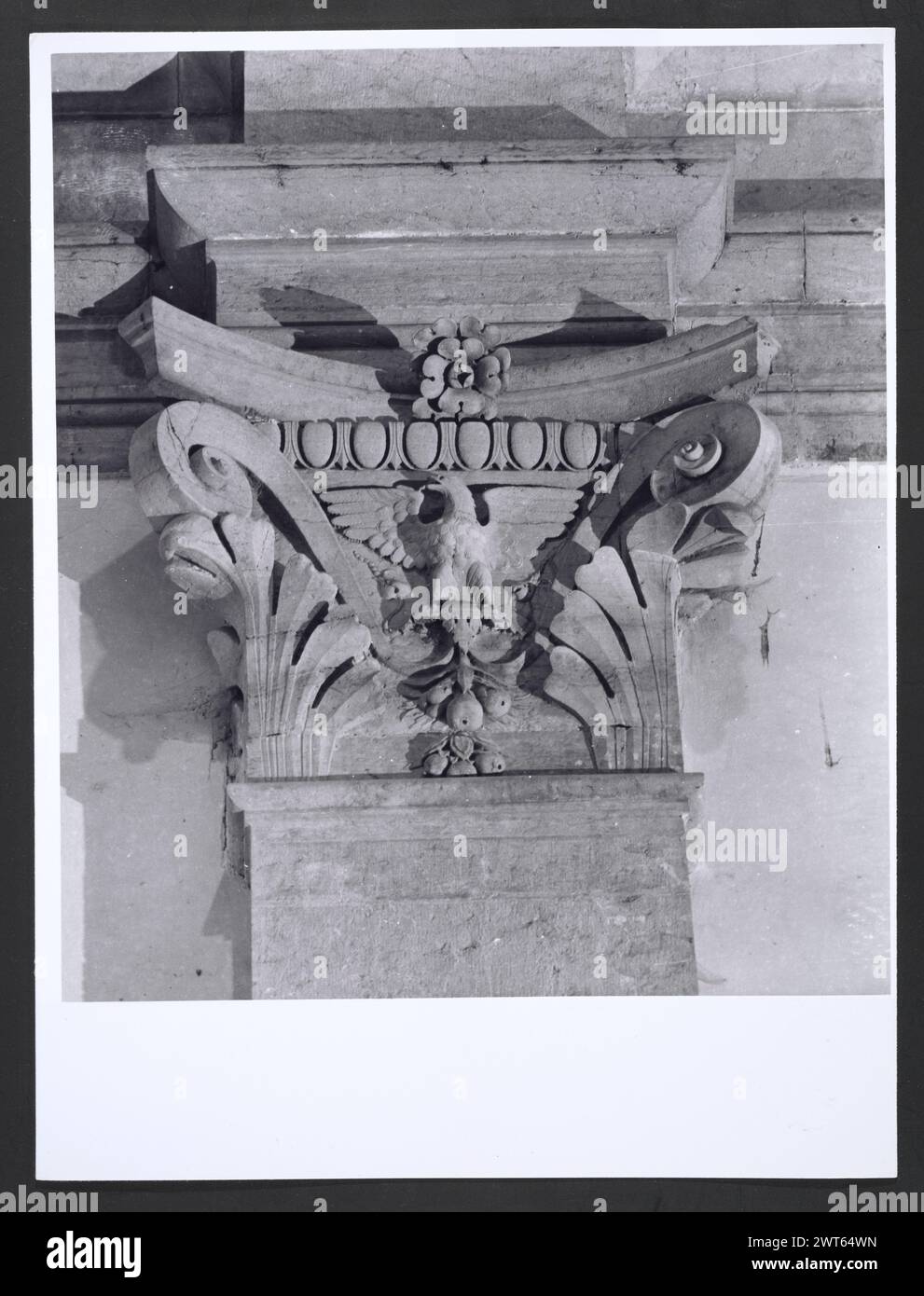 Marches Macerata Visso Santuario di Macereto4. Hutzel, Max 1960-1990 Außenaufnahmen des Tempels und anderer Gebäude im Heiligtum-Komplex. Der Tempel ist im Stil von Bramante gehalten, wurde aber von Giovanni Battista da Lugano entworfen. Es gibt viele Fotos der äußeren architektonischen Details. Innenfotos zeigen den Gewölbe und die Kuppel sowie den „Tempietto“ oder Baldacchino im klassischen Stil, der unter der Kuppel steht. Objektnotizen: Hutzel Foto Kampagnennotizen sind undatiert. Der in Deutschland geborene Fotograf und Gelehrte Max Hutzel (1911–1988) fotografierte in Italien von den frühen 1960er Jahren bis zu seinem Tod Stockfoto