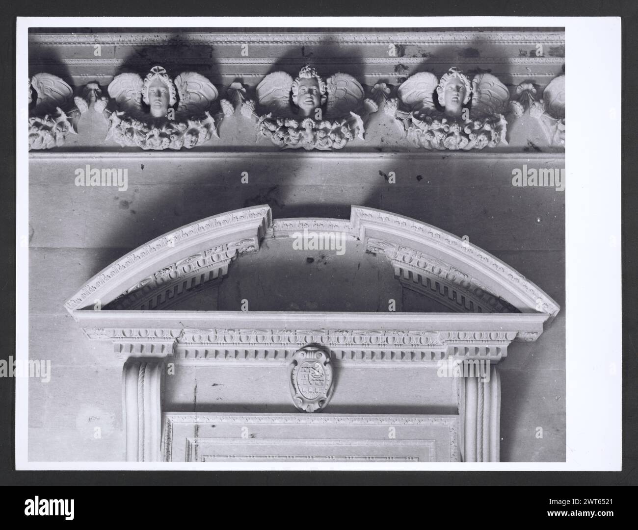 Marches Macerata Visso Santuario di Macereto9. Hutzel, Max 1960-1990 Außenaufnahmen des Tempels und anderer Gebäude im Heiligtum-Komplex. Der Tempel ist im Stil von Bramante gehalten, wurde aber von Giovanni Battista da Lugano entworfen. Es gibt viele Fotos der äußeren architektonischen Details. Innenfotos zeigen den Gewölbe und die Kuppel sowie den „Tempietto“ oder Baldacchino im klassischen Stil, der unter der Kuppel steht. Objektnotizen: Hutzel Foto Kampagnennotizen sind undatiert. Der in Deutschland geborene Fotograf und Gelehrte Max Hutzel (1911–1988) fotografierte in Italien von den frühen 1960er Jahren bis zu seinem Tod Stockfoto