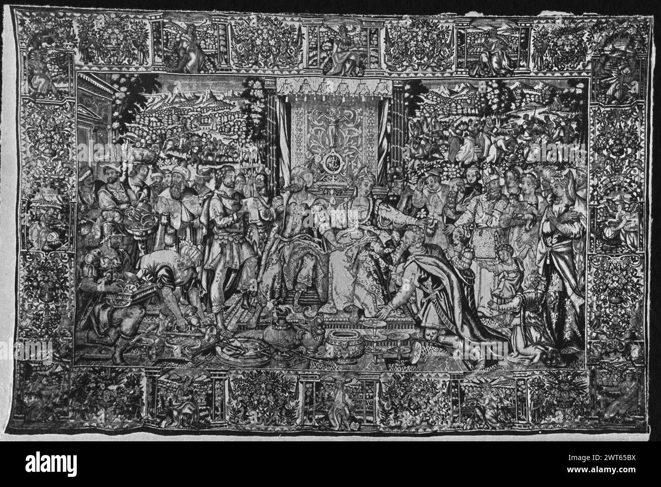 Cyrus verkündet das Ende der babylonischen Gefangenschaft. Unbekannt ca. 1600 Gobelin Materialien/Techniken: Unbekannt Kultur: Flämisches Weberzentrum: Brüssel thront Cyrus trägt Turban und sitzt neben der Frau, möglicherweise seiner Frau (?) (Mitte, Mittelgrund); Aufseher hält die Rolle, von der Cyrus liest (L der Mitte, Mittelgrund); Figurengruppen flankieren die zentrale Szene (L und R, Mittelgrund); verschiedene Gefäße, Platten und Töpfe, die vor dem thronenden Paar gelegt wurden (Mitte, Vordergrund); Landschaft (L & R, Hintergrund) (BRD) Vignetten mit sitzenden weiblichen Personifikationen von Tugenden, umgeben von 2 Säulen und eingerahmt von Blumen & Stockfoto Cyrus verkündet das Ende der babylonischen Gefangenschaft. Unbekannt ca. 1600 Gobelin Materialien/Techniken: Unbekannt Kultur: Flämisches Weberzentrum: Brüssel thront Cyrus trägt Turban und sitzt neben der Frau, möglicherweise seiner Frau (?) (Mitte, Mittelgrund); Aufseher hält die Rolle, von der Cyrus liest (L der Mitte, Mittelgrund); Figurengruppen flankieren die zentrale Szene (L und R, Mittelgrund); verschiedene Gefäße, Platten und Töpfe, die vor dem thronenden Paar gelegt wurden (Mitte, Vordergrund); Landschaft (L & R, Hintergrund) (BRD) Vignetten mit sitzenden weiblichen Personifikationen von Tugenden, umgeben von 2 Säulen und eingerahmt von Blumen & Stockfoto