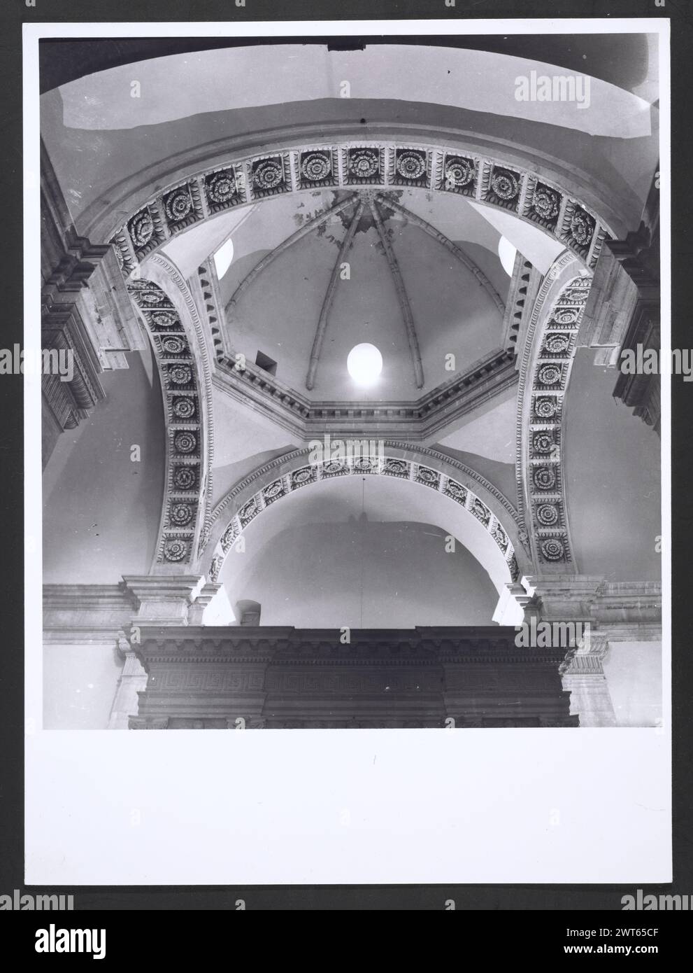 Marches Macerata Visso Santuario di Macereto6. Hutzel, Max 1960-1990 Außenaufnahmen des Tempels und anderer Gebäude im Heiligtum-Komplex. Der Tempel ist im Stil von Bramante gehalten, wurde aber von Giovanni Battista da Lugano entworfen. Es gibt viele Fotos der äußeren architektonischen Details. Innenfotos zeigen den Gewölbe und die Kuppel sowie den „Tempietto“ oder Baldacchino im klassischen Stil, der unter der Kuppel steht. Objektnotizen: Hutzel Foto Kampagnennotizen sind undatiert. Der in Deutschland geborene Fotograf und Gelehrte Max Hutzel (1911–1988) fotografierte in Italien von den frühen 1960er Jahren bis zu seinem Tod Stockfoto