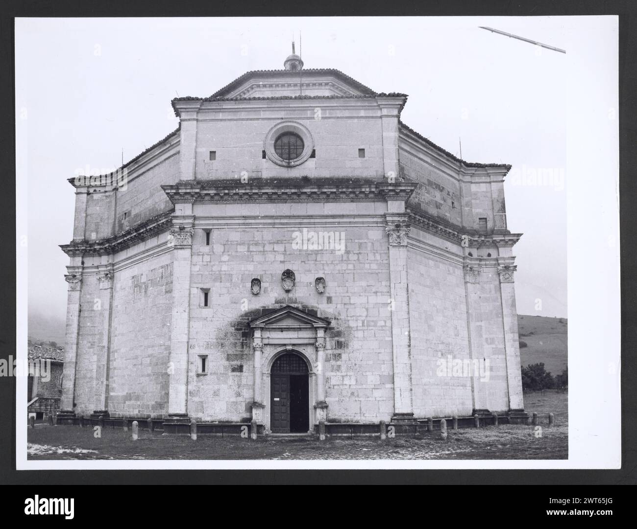 Marches Macerata Visso Santuario di Macereto. Hutzel, Max 1960-1990 Außenaufnahmen des Tempels und anderer Gebäude im Heiligtum-Komplex. Der Tempel ist im Stil von Bramante gehalten, wurde aber von Giovanni Battista da Lugano entworfen. Es gibt viele Fotos der äußeren architektonischen Details. Innenfotos zeigen den Gewölbe und die Kuppel sowie den „Tempietto“ oder Baldacchino im klassischen Stil, der unter der Kuppel steht. Objektnotizen: Hutzel Foto Kampagnennotizen sind undatiert. Der in Deutschland geborene Fotograf und Gelehrte Max Hutzel (1911–1988) fotografierte in Italien von den frühen 1960er Jahren bis zu seinem Tod Stockfoto