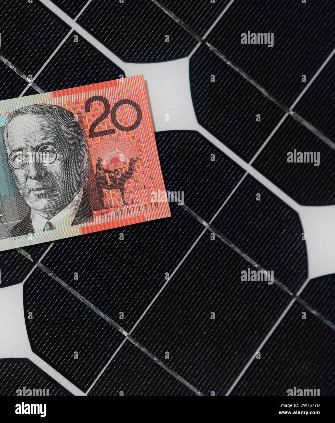 Solarpaneele und australische 20-Dollar-Scheine, die die Verbindung zwischen Solarenergie und Stromrechnungen demonstrieren. Stockfoto