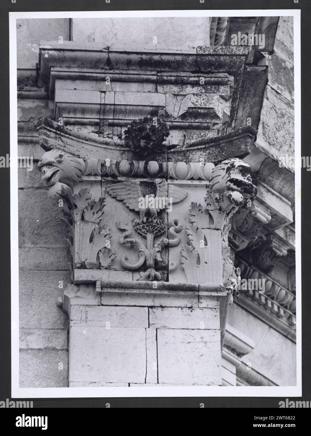 Marches Macerata Visso Santuario di Macereto2. Hutzel, Max 1960-1990 Außenaufnahmen des Tempels und anderer Gebäude im Heiligtum-Komplex. Der Tempel ist im Stil von Bramante gehalten, wurde aber von Giovanni Battista da Lugano entworfen. Es gibt viele Fotos der äußeren architektonischen Details. Innenfotos zeigen den Gewölbe und die Kuppel sowie den „Tempietto“ oder Baldacchino im klassischen Stil, der unter der Kuppel steht. Objektnotizen: Hutzel Foto Kampagnennotizen sind undatiert. Der in Deutschland geborene Fotograf und Gelehrte Max Hutzel (1911–1988) fotografierte in Italien von den frühen 1960er Jahren bis zu seinem Tod Stockfoto