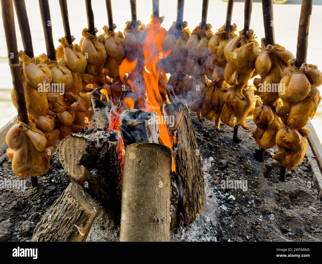 Das Balochi Chicken Sajji ist ein traditionelles Gericht mit langsam geröstetem über offenem Feuer Stockfoto