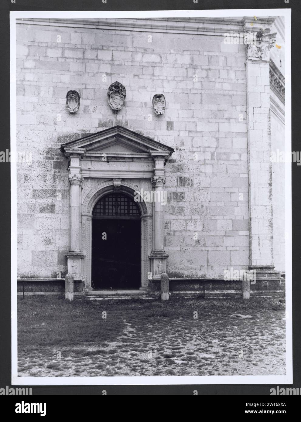 Marches Macerata Visso Santuario di Macereto. Hutzel, Max 1960-1990 Außenaufnahmen des Tempels und anderer Gebäude im Heiligtum-Komplex. Der Tempel ist im Stil von Bramante gehalten, wurde aber von Giovanni Battista da Lugano entworfen. Es gibt viele Fotos der äußeren architektonischen Details. Innenfotos zeigen den Gewölbe und die Kuppel sowie den „Tempietto“ oder Baldacchino im klassischen Stil, der unter der Kuppel steht. Objektnotizen: Hutzel Foto Kampagnennotizen sind undatiert. Der in Deutschland geborene Fotograf und Gelehrte Max Hutzel (1911–1988) fotografierte in Italien von den frühen 1960er Jahren bis zu seinem Tod Stockfoto