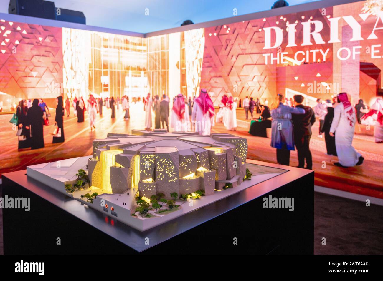 Cannes, Frankreich. März 2024. Ein Modell des Diriyah-Gate-Projekts am MIPIM in Cannes. Die Messe MIPIM in Cannes ist die größte jährliche internationale Ausstellung, die sich mit Immobilien und Investitionen in innovative und ökologische Architekturprojekte befasst. Quelle: SOPA Images Limited/Alamy Live News Stockfoto