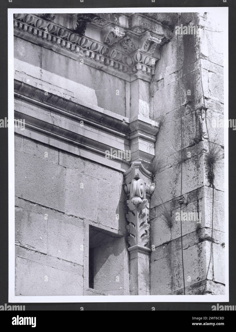 Marches Macerata Visso Santuario di Macereto8. Hutzel, Max 1960-1990 Außenaufnahmen des Tempels und anderer Gebäude im Heiligtum-Komplex. Der Tempel ist im Stil von Bramante gehalten, wurde aber von Giovanni Battista da Lugano entworfen. Es gibt viele Fotos der äußeren architektonischen Details. Innenfotos zeigen den Gewölbe und die Kuppel sowie den „Tempietto“ oder Baldacchino im klassischen Stil, der unter der Kuppel steht. Objektnotizen: Hutzel Foto Kampagnennotizen sind undatiert. Der in Deutschland geborene Fotograf und Gelehrte Max Hutzel (1911–1988) fotografierte in Italien von den frühen 1960er Jahren bis zu seinem Tod Stockfoto