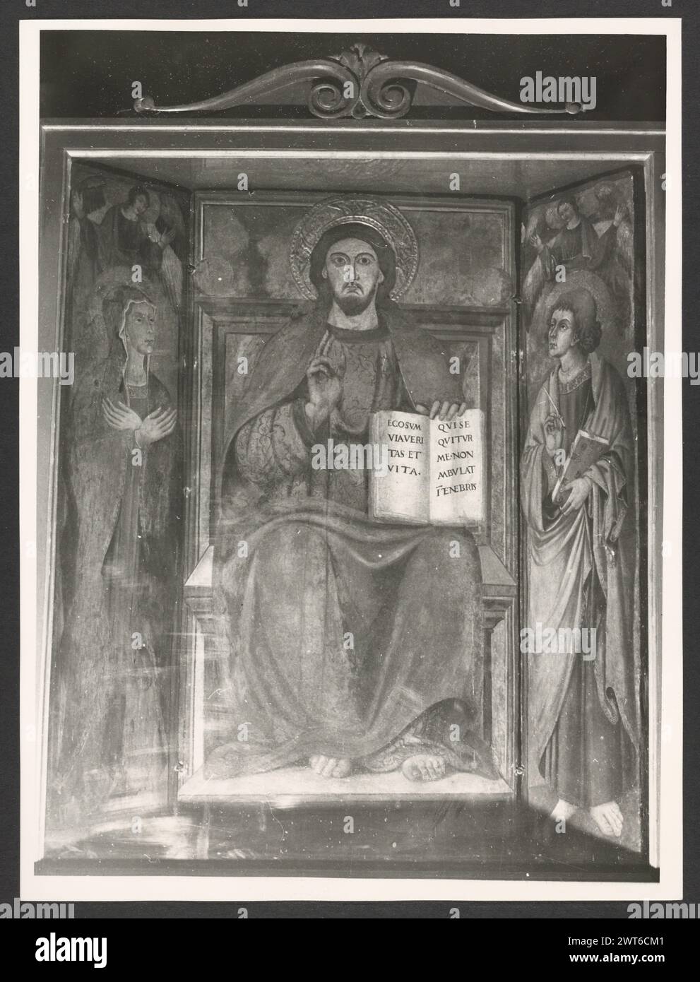 Lazio Viterbo Ronciglione Ss. Pietro e Caterina6. Hutzel, Max 1960-1990 postmittelalterliche Architektur, Skulptur, Tabernakel, Malerei, Deckenfresken. Der Dom ist ein barockes Gebäude nach einem Entwurf von Pietro da Cortona. Die Fassade wurde im 17. Jahrhundert von Carlo Rainaldi (1671–1695) renoviert, und der campanile wurde 1734 hinzugefügt. Auf einem Queraltar befindet sich ein Triptychon des Erlösers, das Christus, die Jungfrau und den Heiligen Johannes darstellt. Das Triptychon von Gabriele di Francesco von Viterbo stammt aus dem 15. Jahrhundert. Direkt über dem Altar befindet sich ein Gemälde der Himmelfahrt von Francesco TR Stockfoto