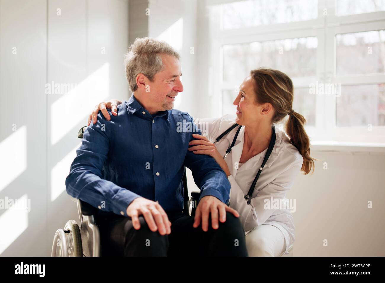 Gesundheitsfürsorge Arzt Und Happy Elder Patient Stockfoto