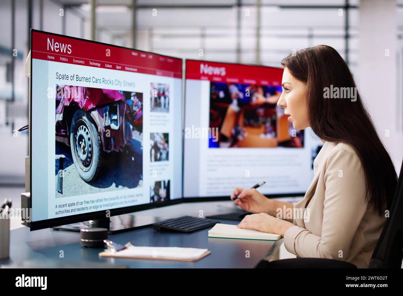 Journalist Schreibt Mit Pen. Online Content Review Stockfoto