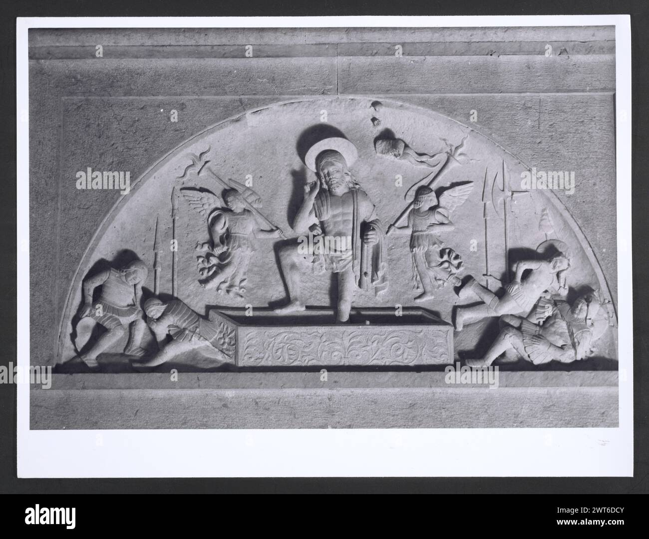 Marches Macerata Visso Santuario di Macereto7. Hutzel, Max 1960-1990 Außenaufnahmen des Tempels und anderer Gebäude im Heiligtum-Komplex. Der Tempel ist im Stil von Bramante gehalten, wurde aber von Giovanni Battista da Lugano entworfen. Es gibt viele Fotos der äußeren architektonischen Details. Innenfotos zeigen den Gewölbe und die Kuppel sowie den „Tempietto“ oder Baldacchino im klassischen Stil, der unter der Kuppel steht. Objektnotizen: Hutzel Foto Kampagnennotizen sind undatiert. Der in Deutschland geborene Fotograf und Gelehrte Max Hutzel (1911–1988) fotografierte in Italien von den frühen 1960er Jahren bis zu seinem Tod Stockfoto