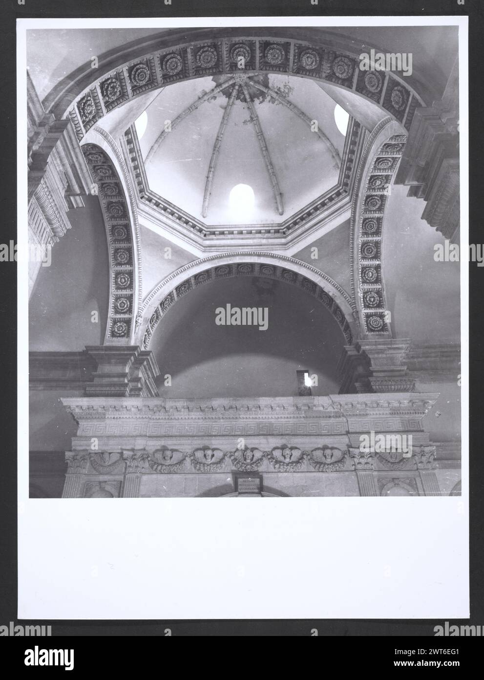 Marches Macerata Visso Santuario di Macereto7. Hutzel, Max 1960-1990 Außenaufnahmen des Tempels und anderer Gebäude im Heiligtum-Komplex. Der Tempel ist im Stil von Bramante gehalten, wurde aber von Giovanni Battista da Lugano entworfen. Es gibt viele Fotos der äußeren architektonischen Details. Innenfotos zeigen den Gewölbe und die Kuppel sowie den „Tempietto“ oder Baldacchino im klassischen Stil, der unter der Kuppel steht. Objektnotizen: Hutzel Foto Kampagnennotizen sind undatiert. Der in Deutschland geborene Fotograf und Gelehrte Max Hutzel (1911–1988) fotografierte in Italien von den frühen 1960er Jahren bis zu seinem Tod Stockfoto