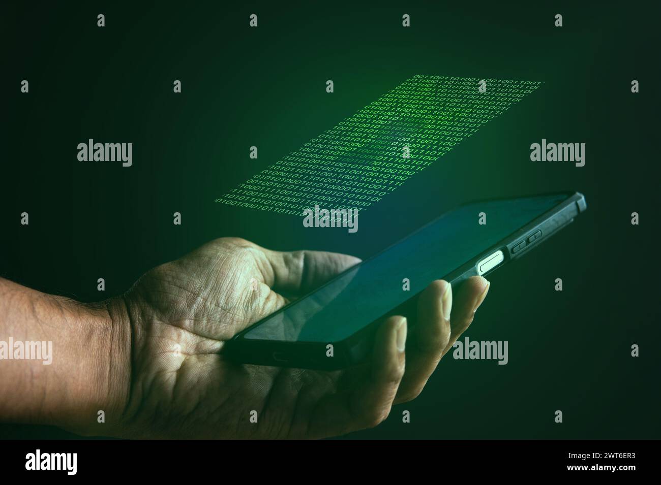 Smartphone mit leuchtendem Computer-Binärcode und Keyhole. Cybersicherheitskonzept. Stockfoto