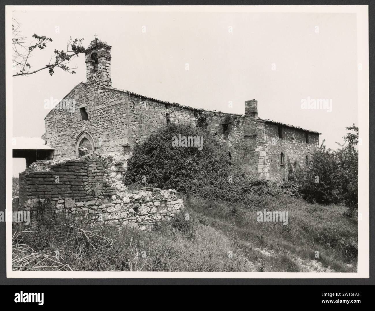 Umbria Terni Montecastrilli S. Vittorina. Hutzel, Max 1960-1990 Mittelalter: Architektur, Architekturskulptur, Freskenfragmente, Grabskulptur. Mittelalterliche Kirche mit paläo-christlichen Altären. Der in Deutschland geborene Fotograf und Gelehrte Max Hutzel (1911–1988) fotografierte in Italien von den frühen 1960er Jahren bis zu seinem Tod. Das Ergebnis dieses Projektes, von Hutzel als Foto Arte Minore bezeichnet, ist eine gründliche Dokumentation der kunsthistorischen Entwicklung in Italien bis zum 18. Jahrhundert, einschließlich der Objekte der Etrusker und Römer, sowie frühmittelalterliche, romanische, gotische, Renaissance- und Barockmonume Stockfoto