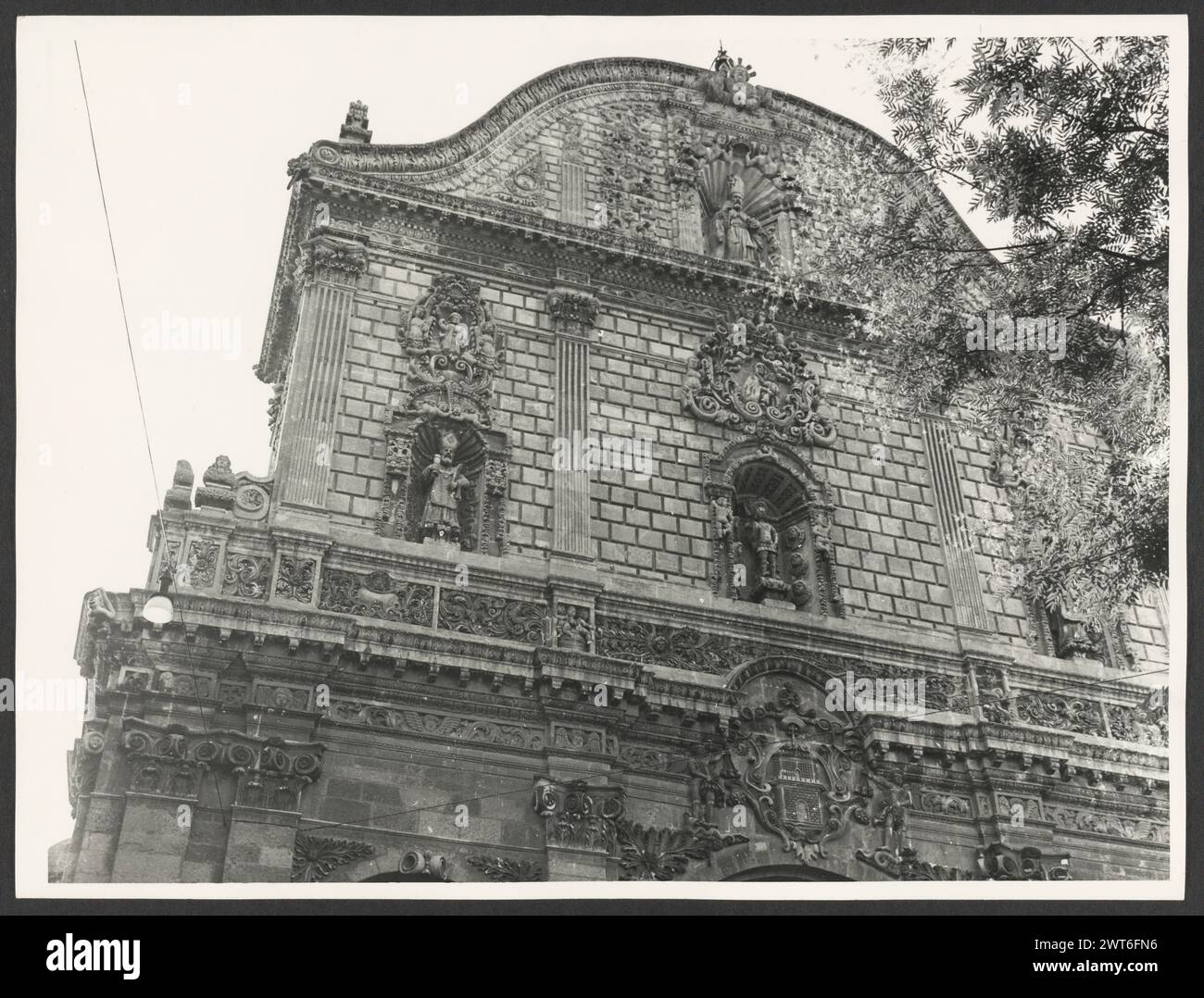 Sardinien Sassari Sassari S. Nicola, Kathedrale. Hutzel, Max 1960-1990 Mittelalter: Architektur (13. Jahrhundert). Der untere Teil des campanile bleibt erhalten. Postmittelalterliche Architektur (15.-18. Jahrhundert). Nach der Verlegung des Bischofssitzes von Porto Torres nach Sassari (1480–1505) wurde die Kirche wieder aufgebaut (1441). Gebäude aus dem 15. Jahrhundert im gotisch-aragonistischen Stil mit lateinischem Kreuzplan. Das Schiff hat vier Buchten mit Seitenkapellen und einer Kuppel über der Kreuzung. In der zweiten Hälfte des 16. Jahrhunderts wurde das Querschiff verlängert und zwei Ambulanzen hinzugefügt. Die heutige Fassade wurde 1723 in einem floriden spanischen Kolonialstil Ba hinzugefügt Stockfoto