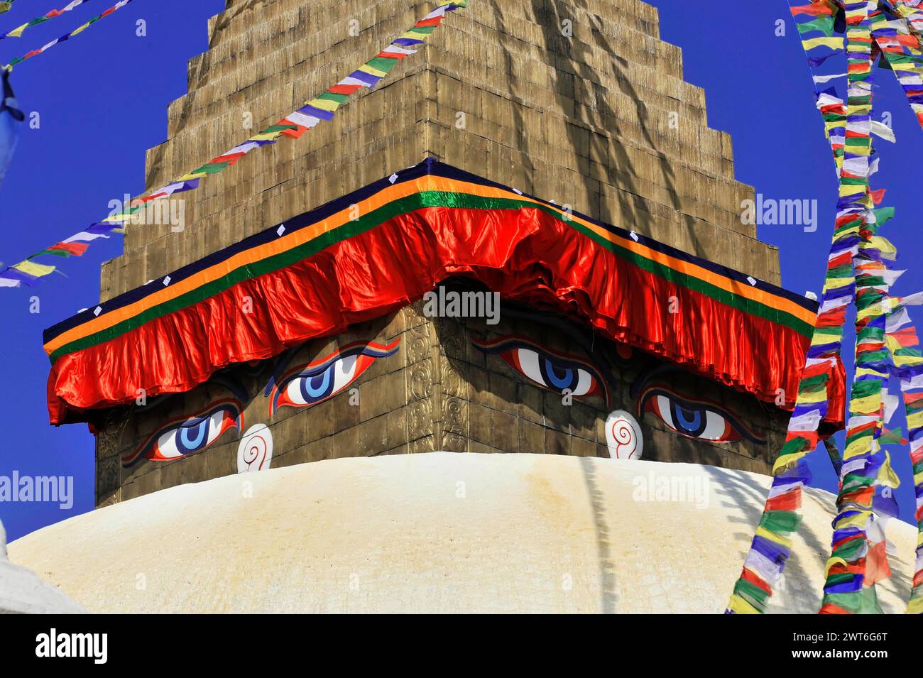 Bodnath oder Boudhanath oder Boudha Stupa, UNESCO-Weltkulturerbe, Nahaufnahme der Stupa mit den ikonischen Augen Buddhas und farbenfrohen Dekorationen Stockfoto