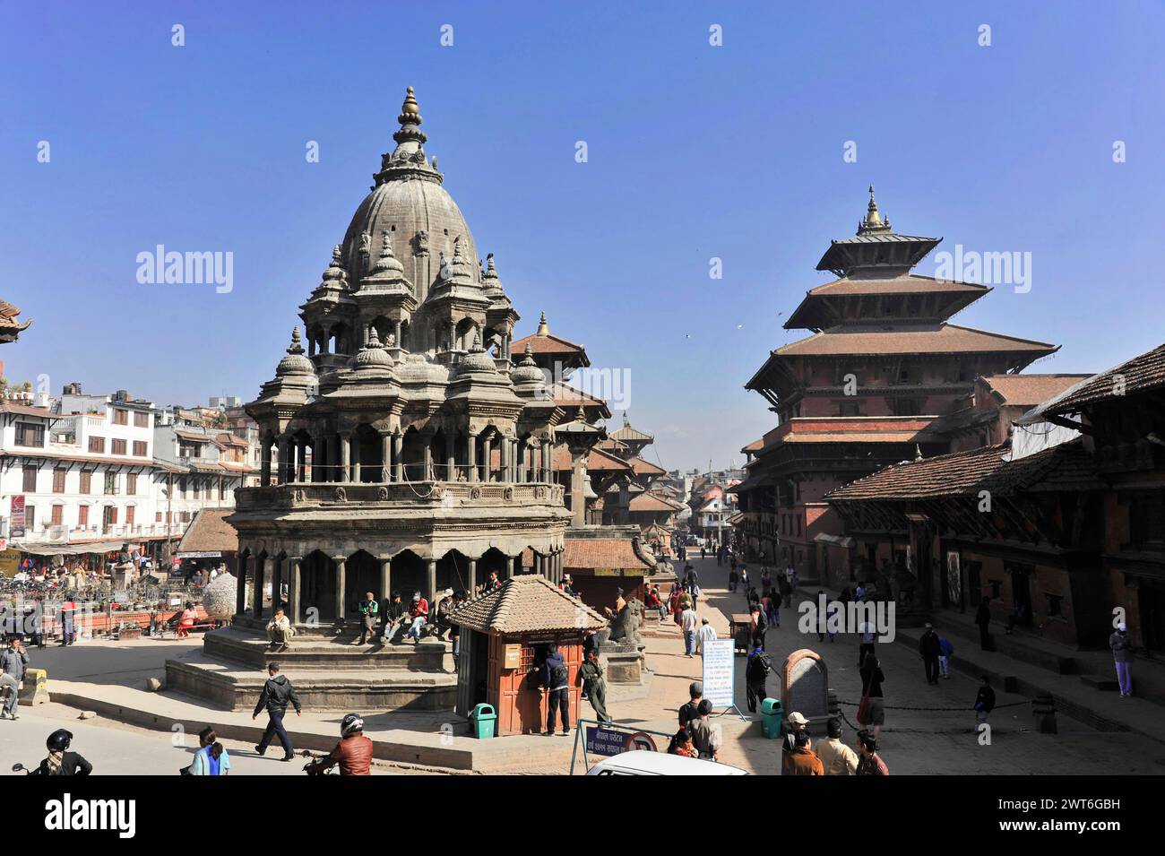 Tempelkomplex in Nepal mit Menschen auf der plaza, Kathmandu Valley. Kathmandu, Nepal Stockfoto