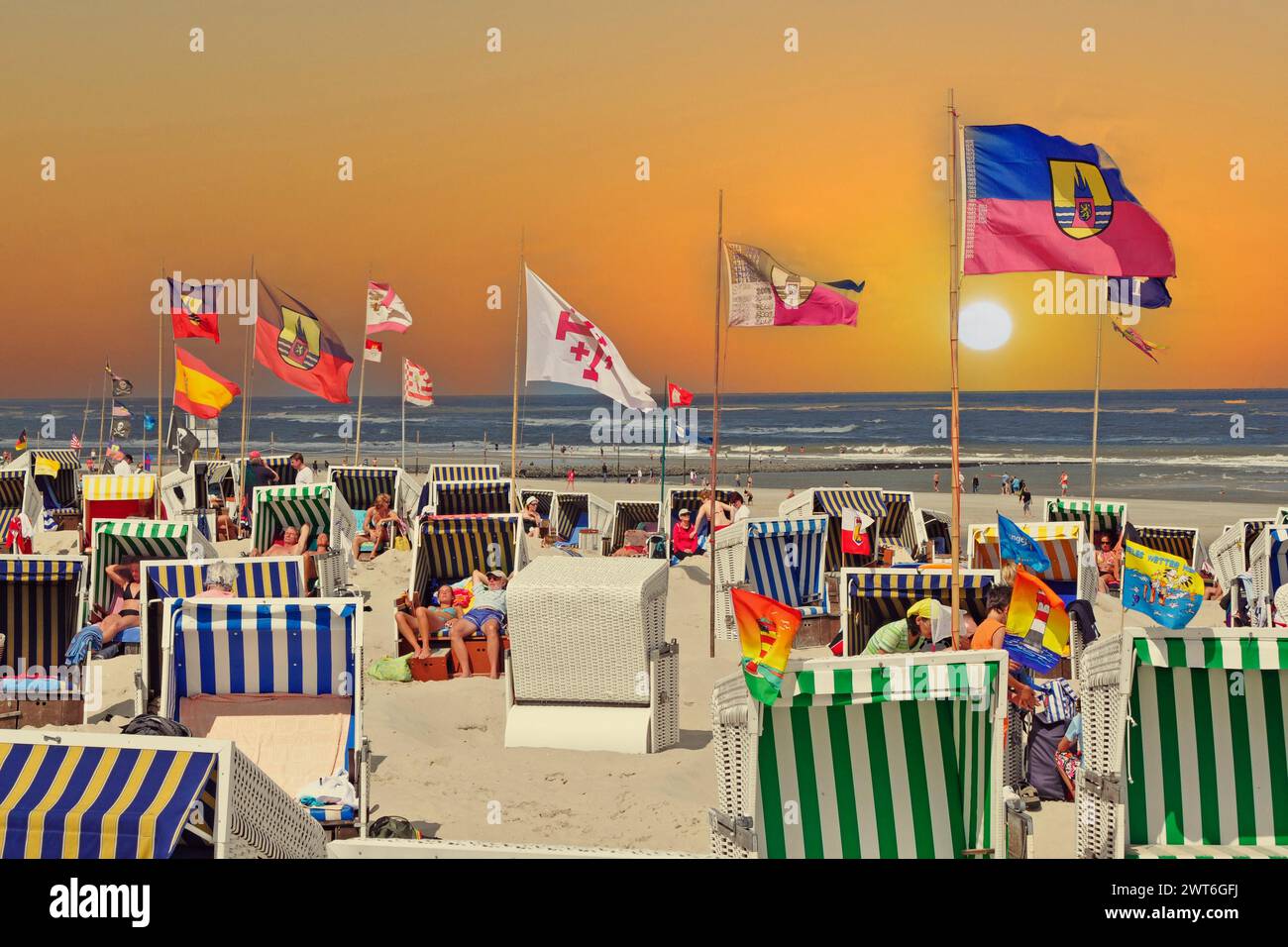 Sonnenuntergang am Strand der Insel Wangerooge, Ostfriesland, Ostfriesland, Wangerooge, Niedersachsen, Bundesrepublik Deutschland Stockfoto