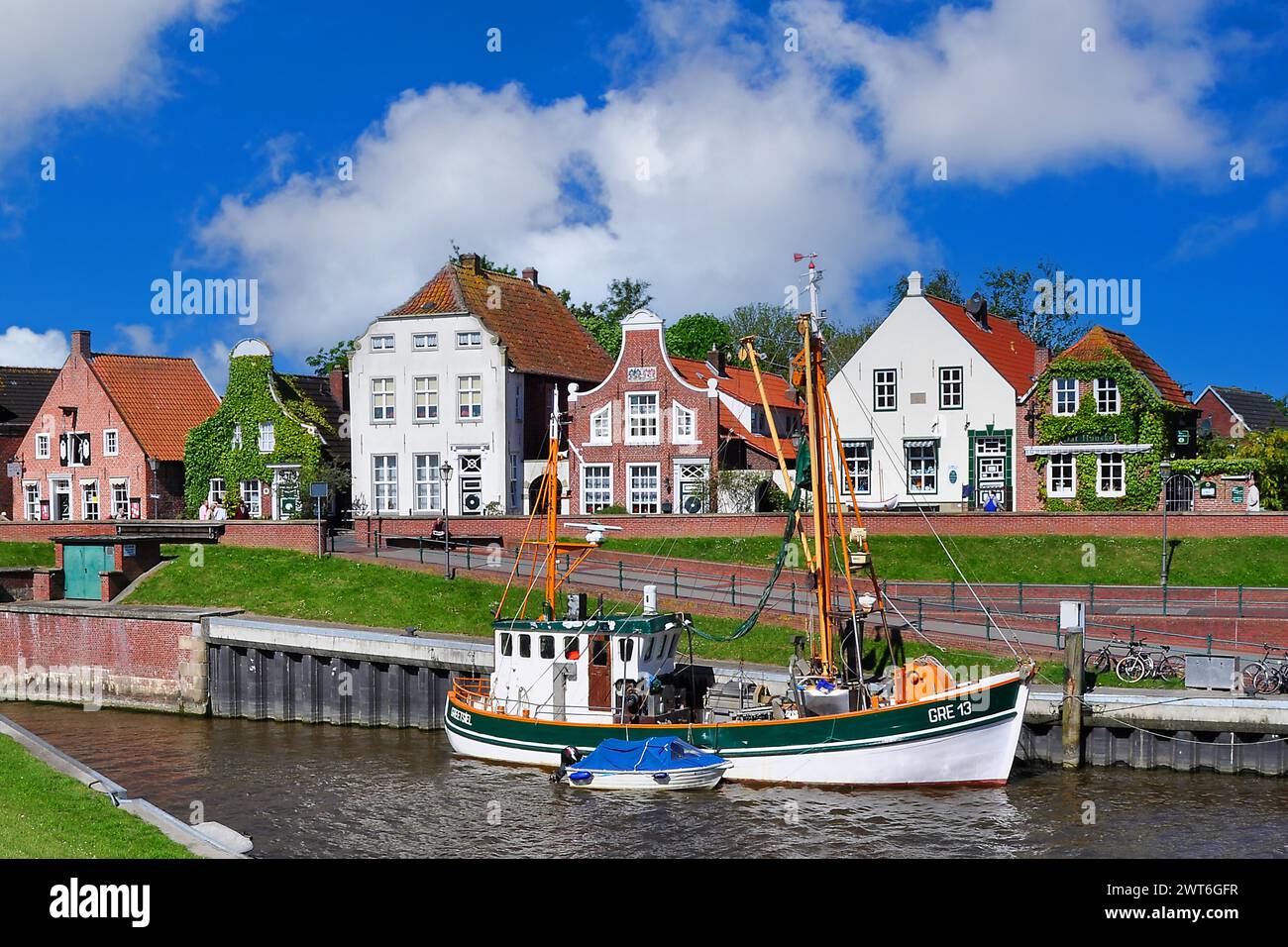 Der Hafen von Greetsiel in Ostfriesland, Ostfriesland, Niedersachsen, Bundesrepublik Deutschland Stockfoto