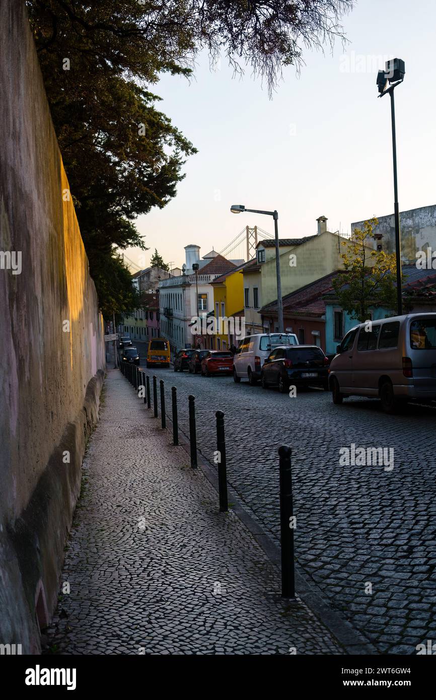 Kopfsteinpflasterstraße Rua do Borja vor Sonnenuntergang in Lissabon, Portugal. Februar 2024. Stockfoto