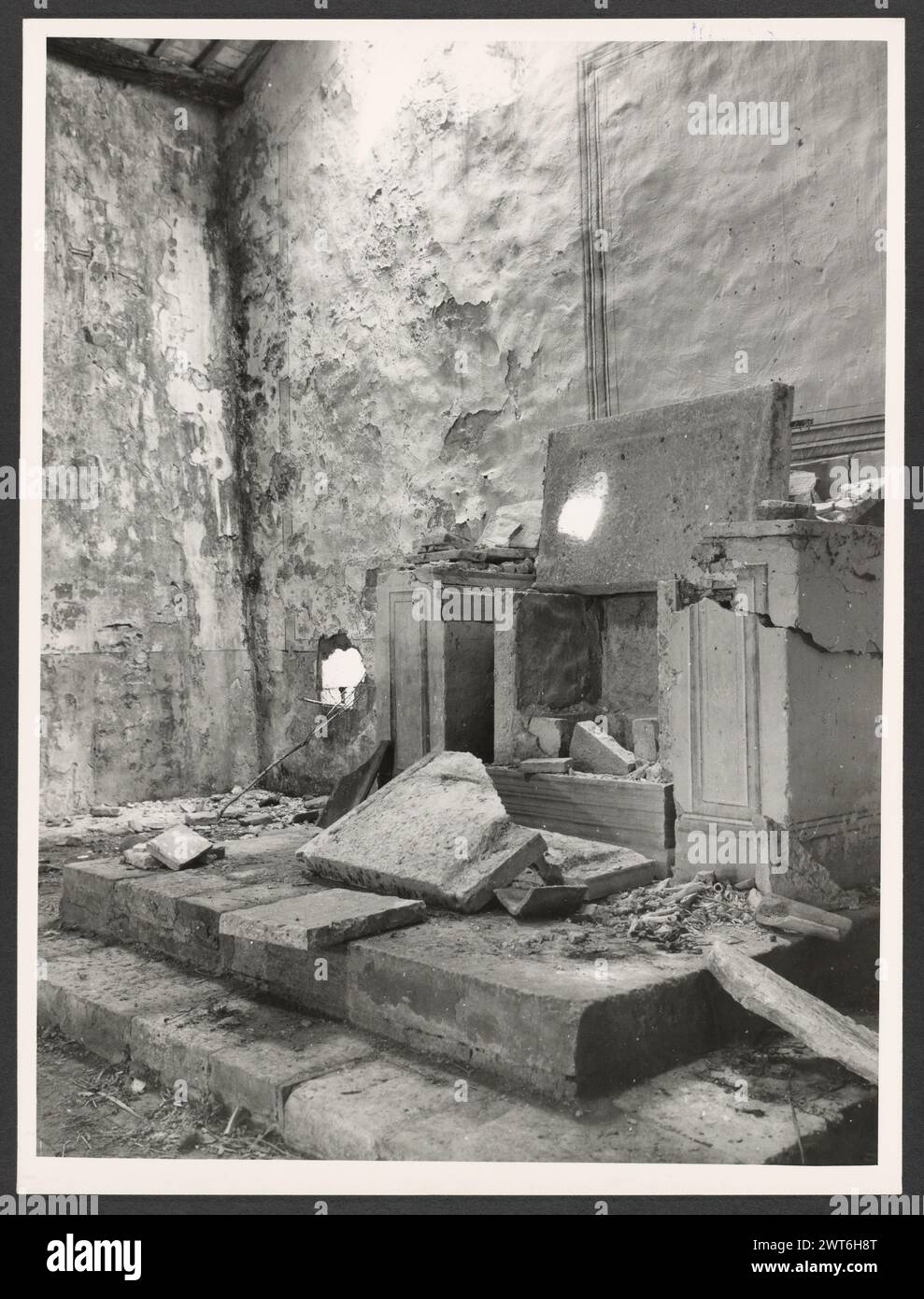 Umbria Terni Montecastrilli S. Vittorina5. Hutzel, Max 1960-1990 Mittelalter: Architektur, Architekturskulptur, Freskenfragmente, Grabskulptur. Mittelalterliche Kirche mit paläo-christlichen Altären. Der in Deutschland geborene Fotograf und Gelehrte Max Hutzel (1911–1988) fotografierte in Italien von den frühen 1960er Jahren bis zu seinem Tod. Das Ergebnis dieses Projektes, von Hutzel als Foto Arte Minore bezeichnet, ist eine gründliche Dokumentation der kunsthistorischen Entwicklung in Italien bis zum 18. Jahrhundert, einschließlich der Objekte der Etrusker und Römer sowie des frühmittelalterlichen, romanischen, gotischen, Renaissance- und Barockmonums Stockfoto