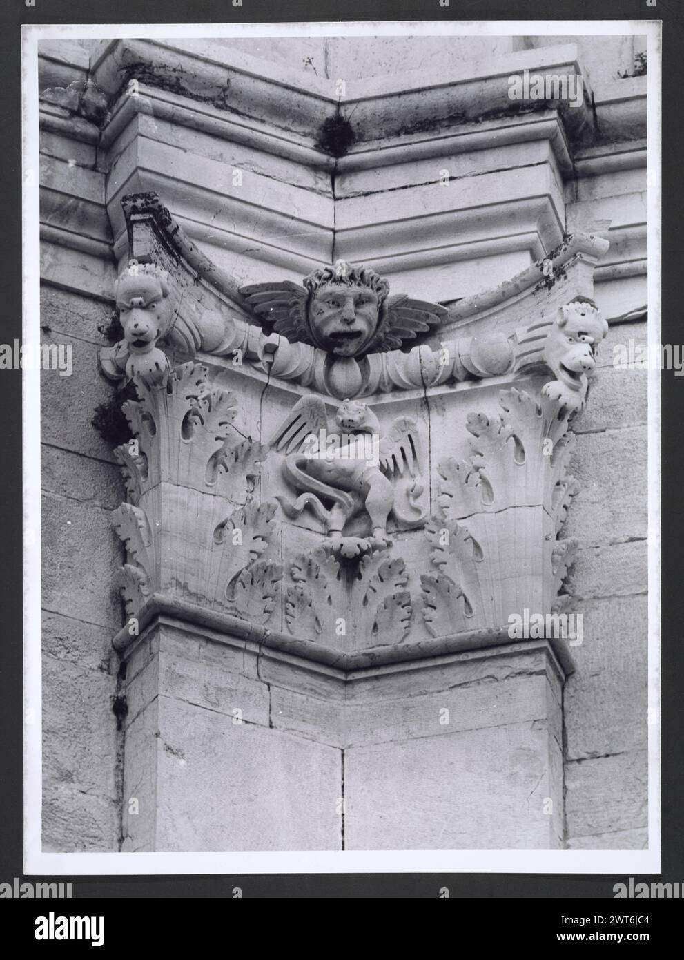 Marches Macerata Visso Santuario di Macereto0. Hutzel, Max 1960-1990 Außenaufnahmen des Tempels und anderer Gebäude im Heiligtum-Komplex. Der Tempel ist im Stil von Bramante gehalten, wurde aber von Giovanni Battista da Lugano entworfen. Es gibt viele Fotos der äußeren architektonischen Details. Innenfotos zeigen den Gewölbe und die Kuppel sowie den „Tempietto“ oder Baldacchino im klassischen Stil, der unter der Kuppel steht. Objektnotizen: Hutzel Foto Kampagnennotizen sind undatiert. Der in Deutschland geborene Fotograf und Gelehrte Max Hutzel (1911–1988) fotografierte in Italien von den frühen 1960er Jahren bis zu seinem Tod Stockfoto