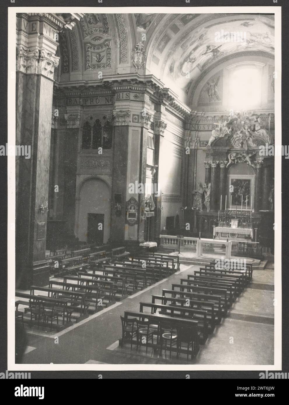 Lazio Viterbo Ronciglione Ss. Pietro e Caterina. Hutzel, Max 1960-1990 postmittelalterliche Architektur, Skulptur, Tabernakel, Malerei, Deckenfresken. Der Dom ist ein barockes Gebäude nach einem Entwurf von Pietro da Cortona. Die Fassade wurde im 17. Jahrhundert von Carlo Rainaldi (1671–1695) renoviert, und der campanile wurde 1734 hinzugefügt. Auf einem Queraltar befindet sich ein Triptychon des Erlösers, das Christus, die Jungfrau und den Heiligen Johannes darstellt. Das Triptychon von Gabriele di Francesco von Viterbo stammt aus dem 15. Jahrhundert. Direkt über dem Altar befindet sich ein Gemälde der Himmelfahrt von Francesco Tre Stockfoto